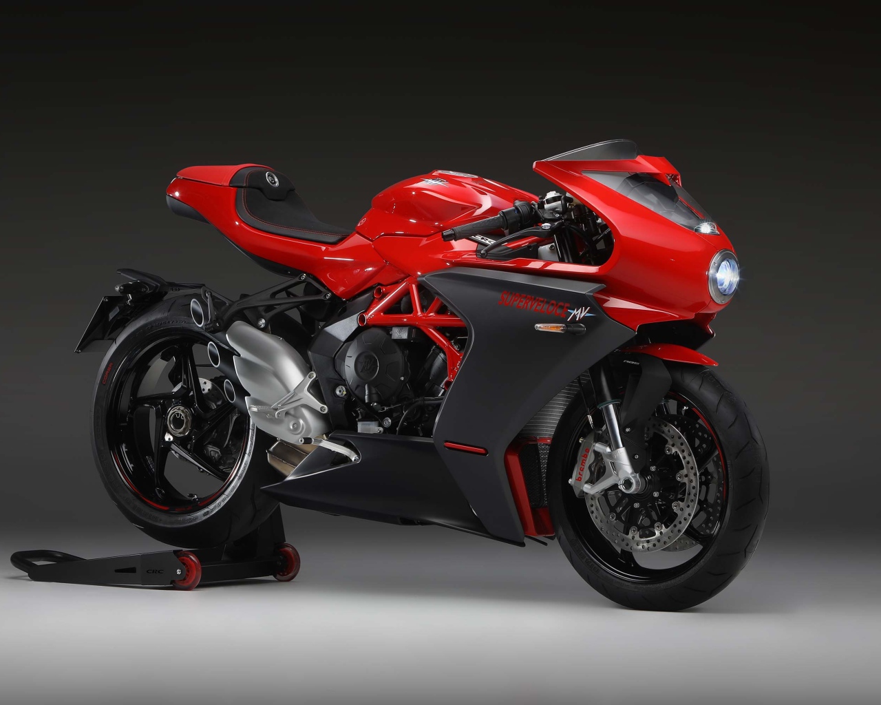 Красный мотоцикл Agusta Superveloce 800 2020 года на сером фоне