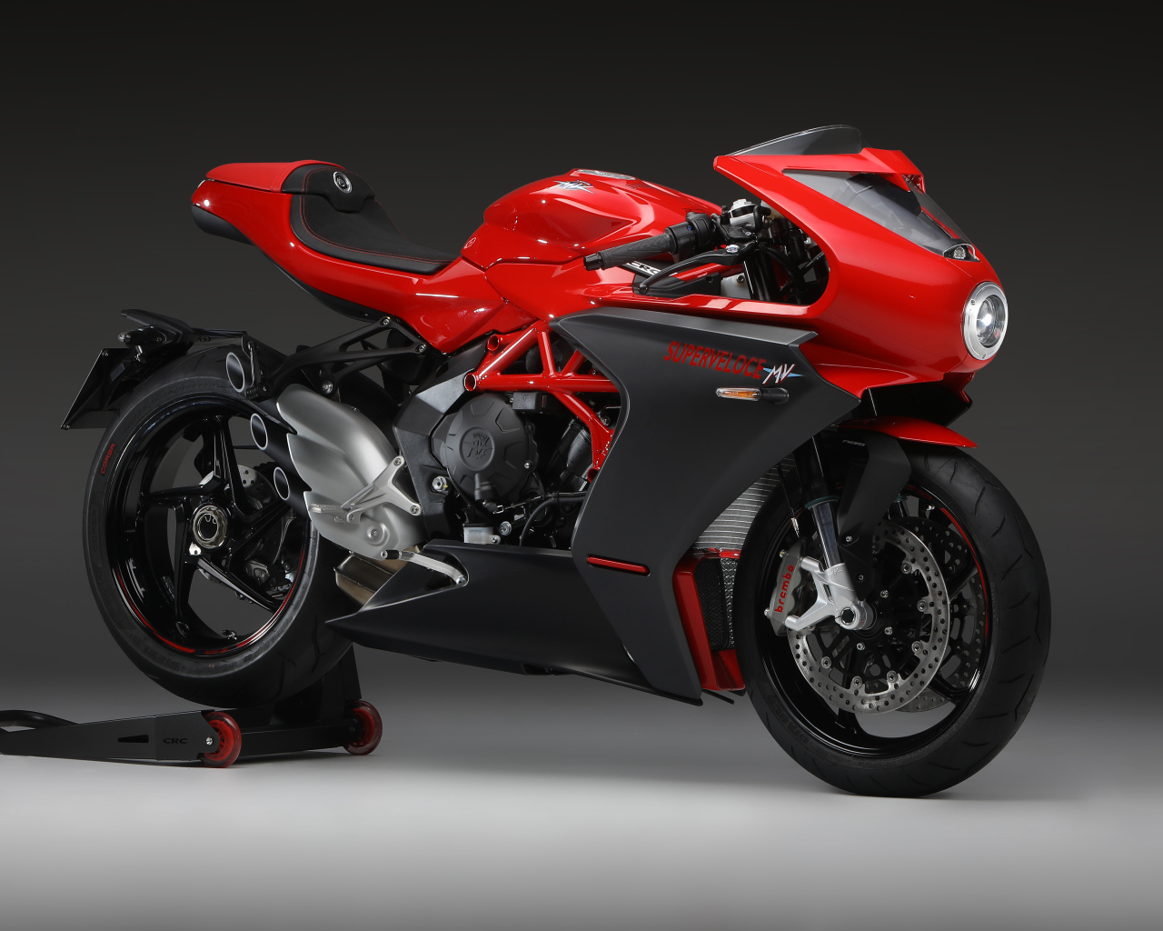 Красный гоночный мотоцикл Agusta Superveloce 800, 2020 года на сером фоне