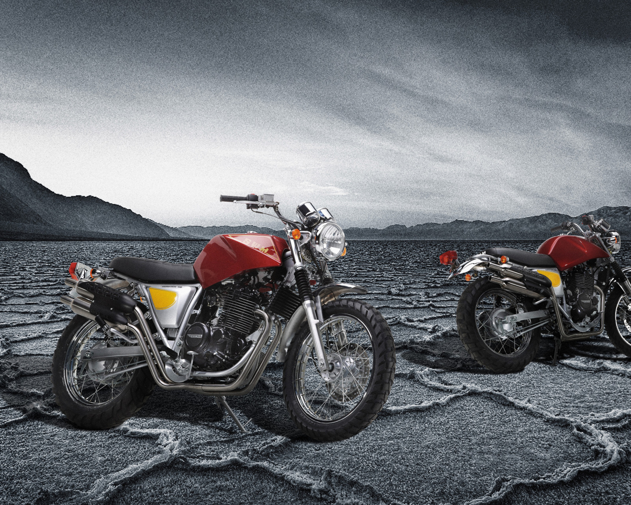 Два мотоцикла SWM Silver Vase 440 под грозовым небом 