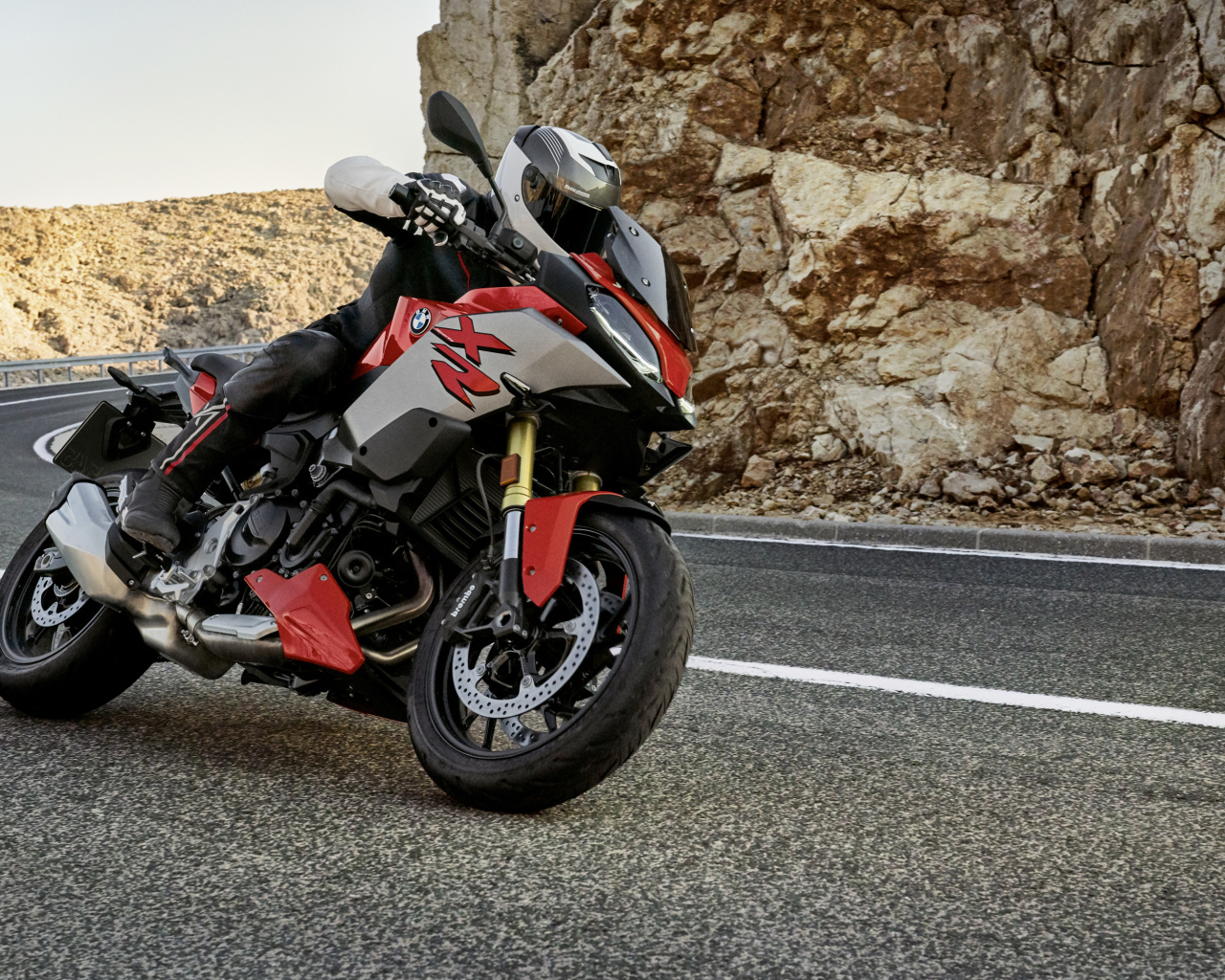 Гонщик на мотоцикле BMW F 900 XR, 2020 года