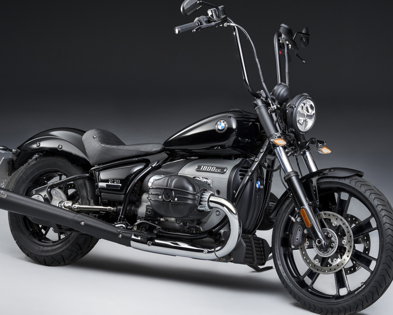 Мотоцикл BMW R18 2020 года на сером фоне