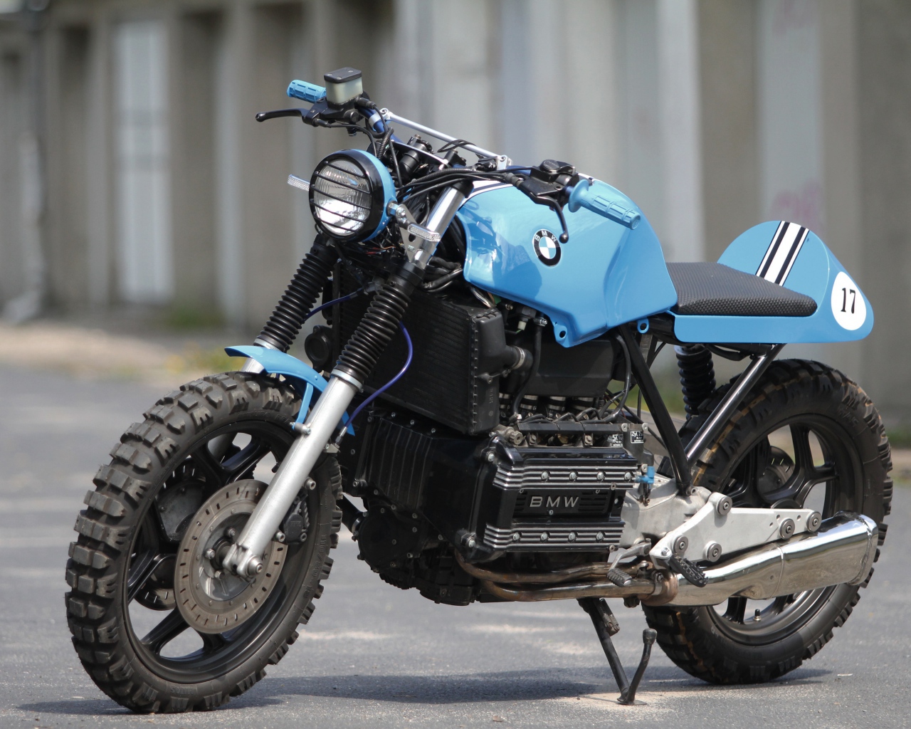 Мотоцикл BMW K100 RS на асфальте 