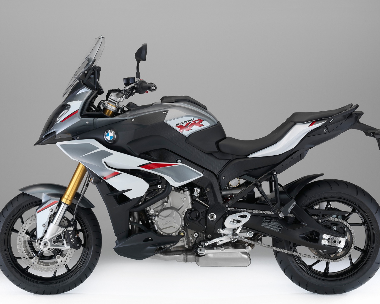 Гоночный мотоцикл BMW S1000 на сером фоне