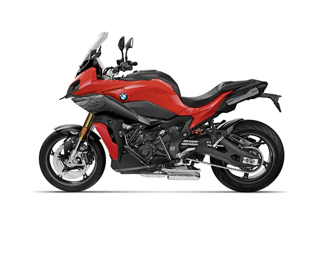 Большой мотоцикл BMW S1000 на белом фоне