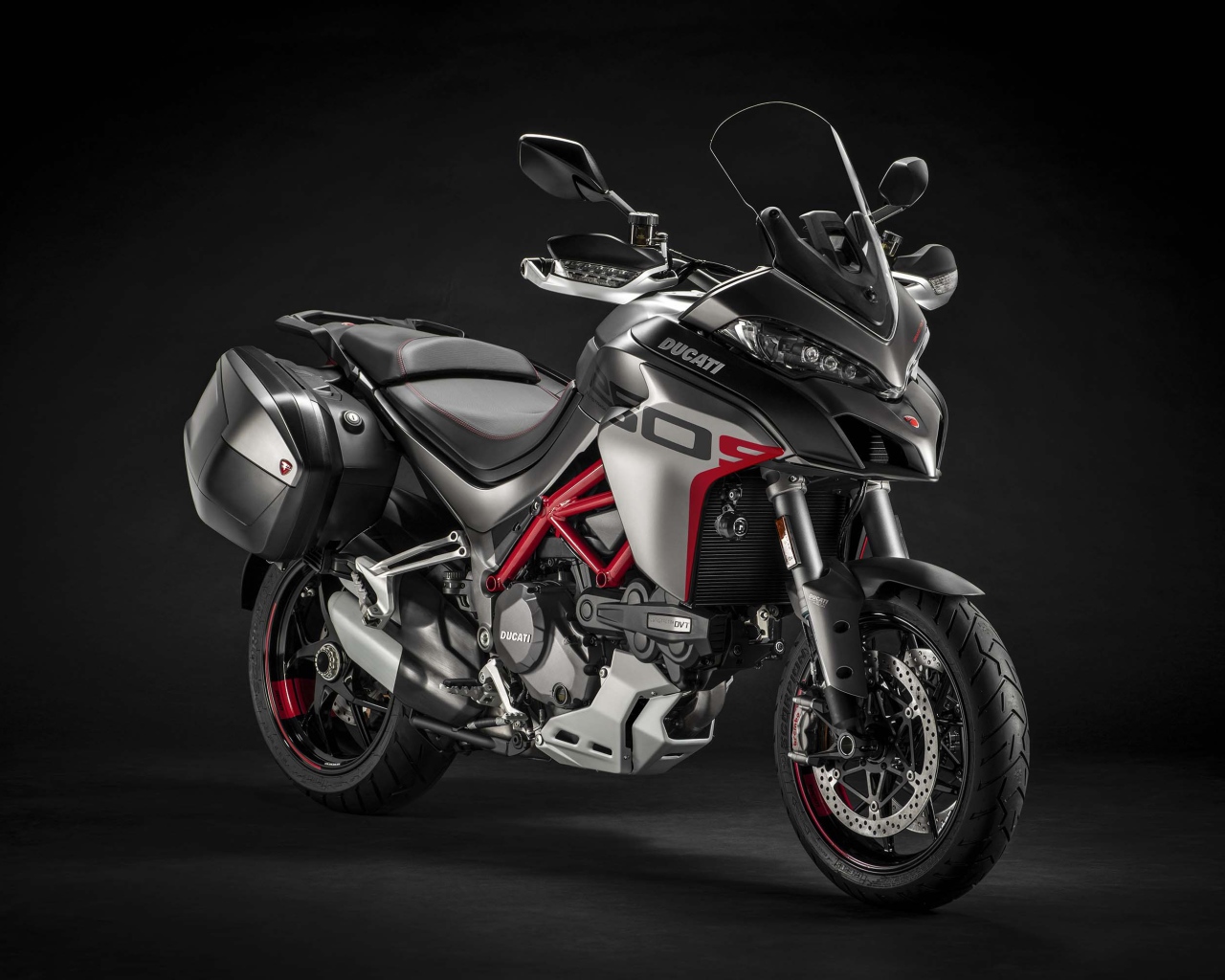 Мотоцикл Ducati Monster 1260 GT 2020 года на черном фоне