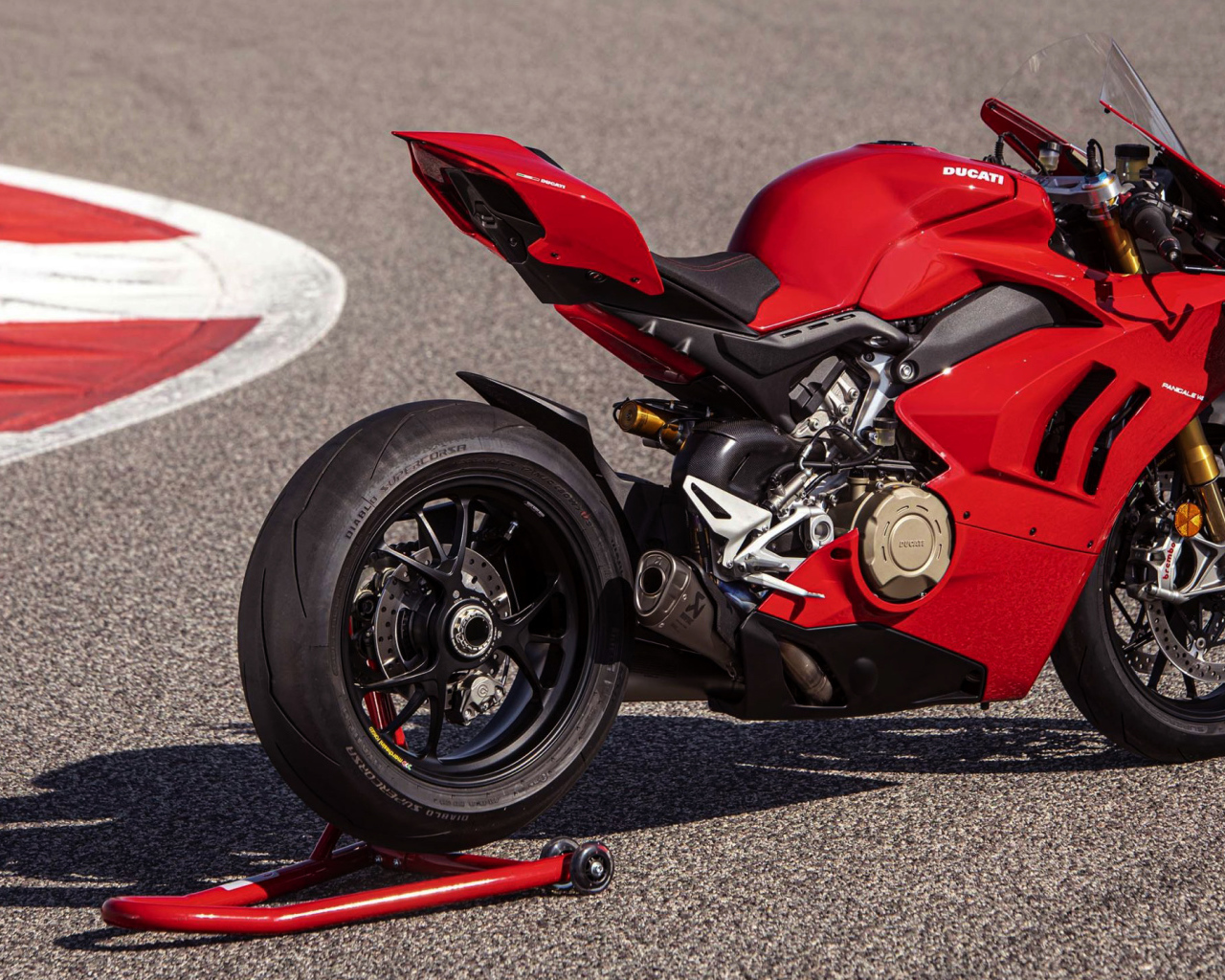 Красный мотоцикл Ducati Panigale V4 S  2020 года на асфальте 