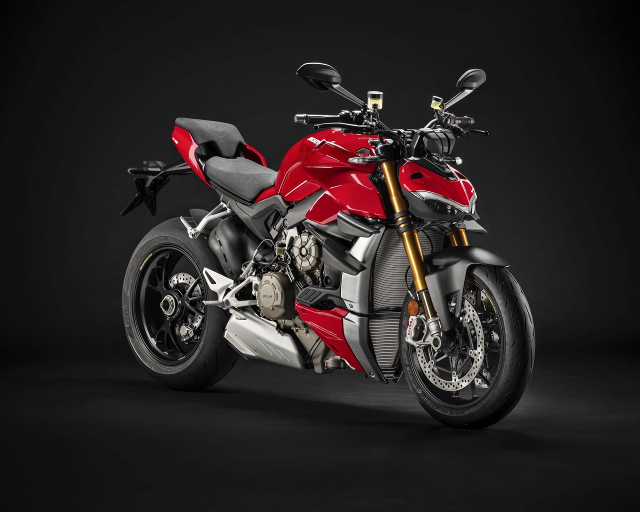Красный мотоцикл Ducati Streetfighter V4 2020 года на черном фоне
