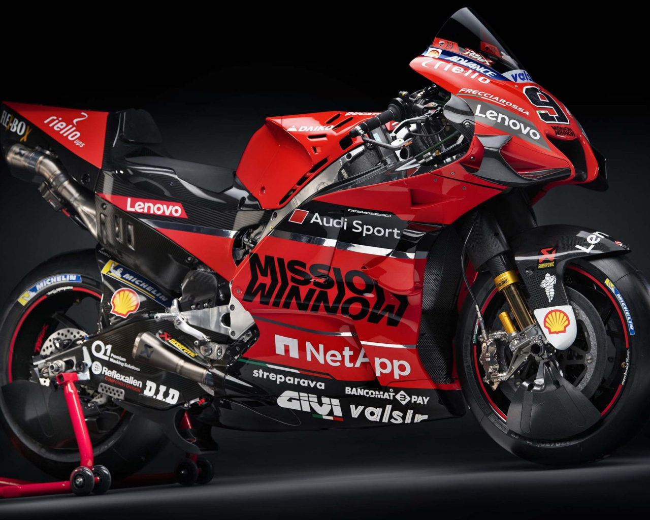 Красный мотоцикл Ducati Desmosedici GP20 2020 года на сером фоне