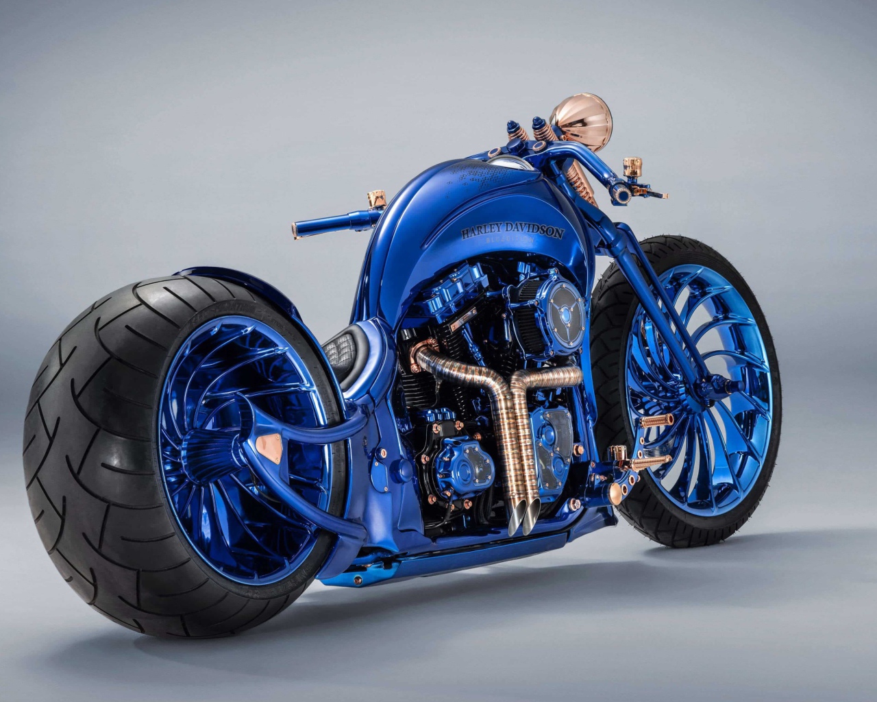 Синий дорогой мотоцикл Harley Davidson на сером фоне