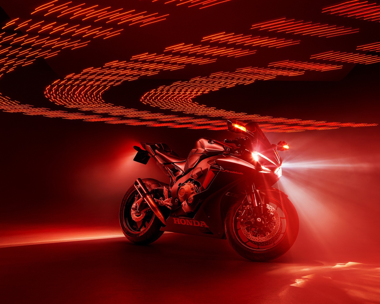 Мотоцикл Honda Fireblade на красном фоне