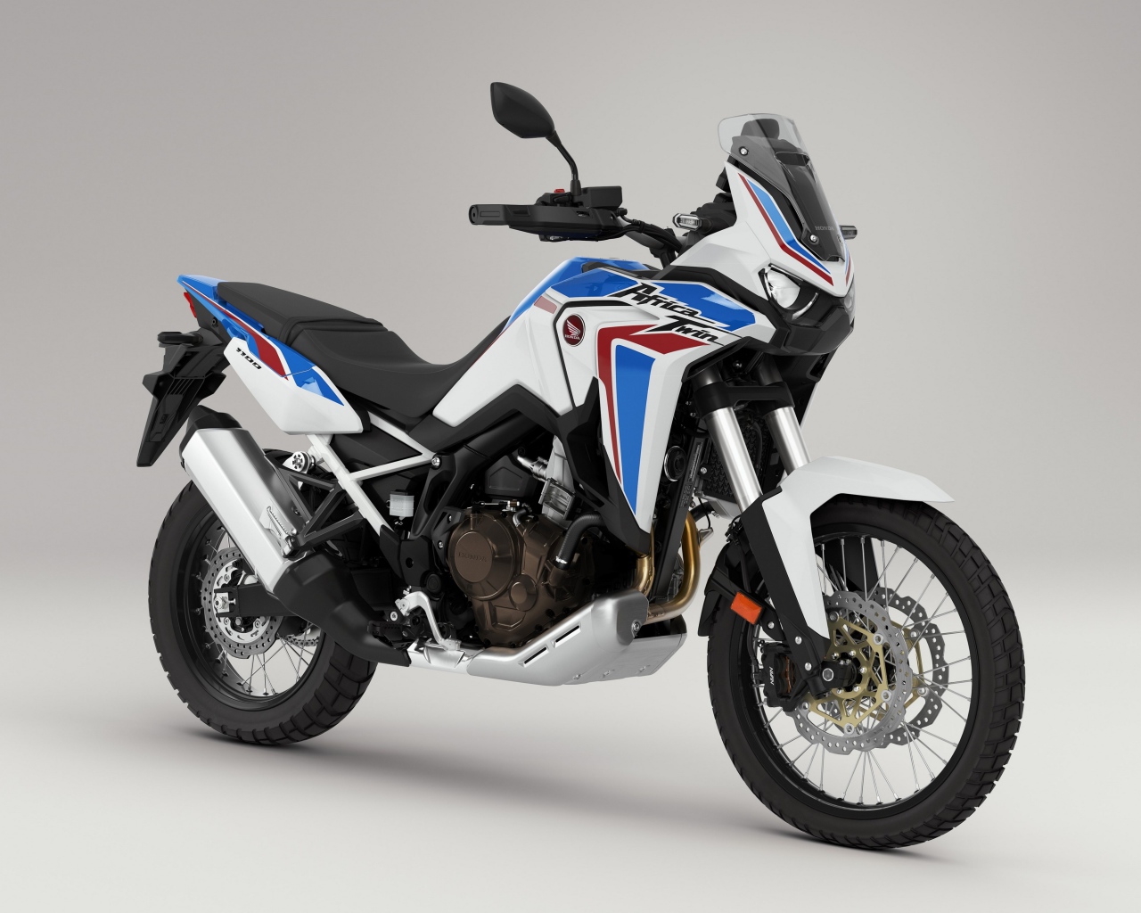 Мотоцикл Honda CRF 1000 D AFRICA TWIN, 2020 года на сером фоне