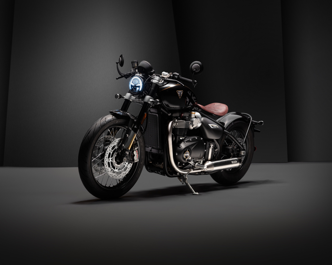 Мотоцикл Triumph Bonneville Bobber TFC 2020 года на сером фоне