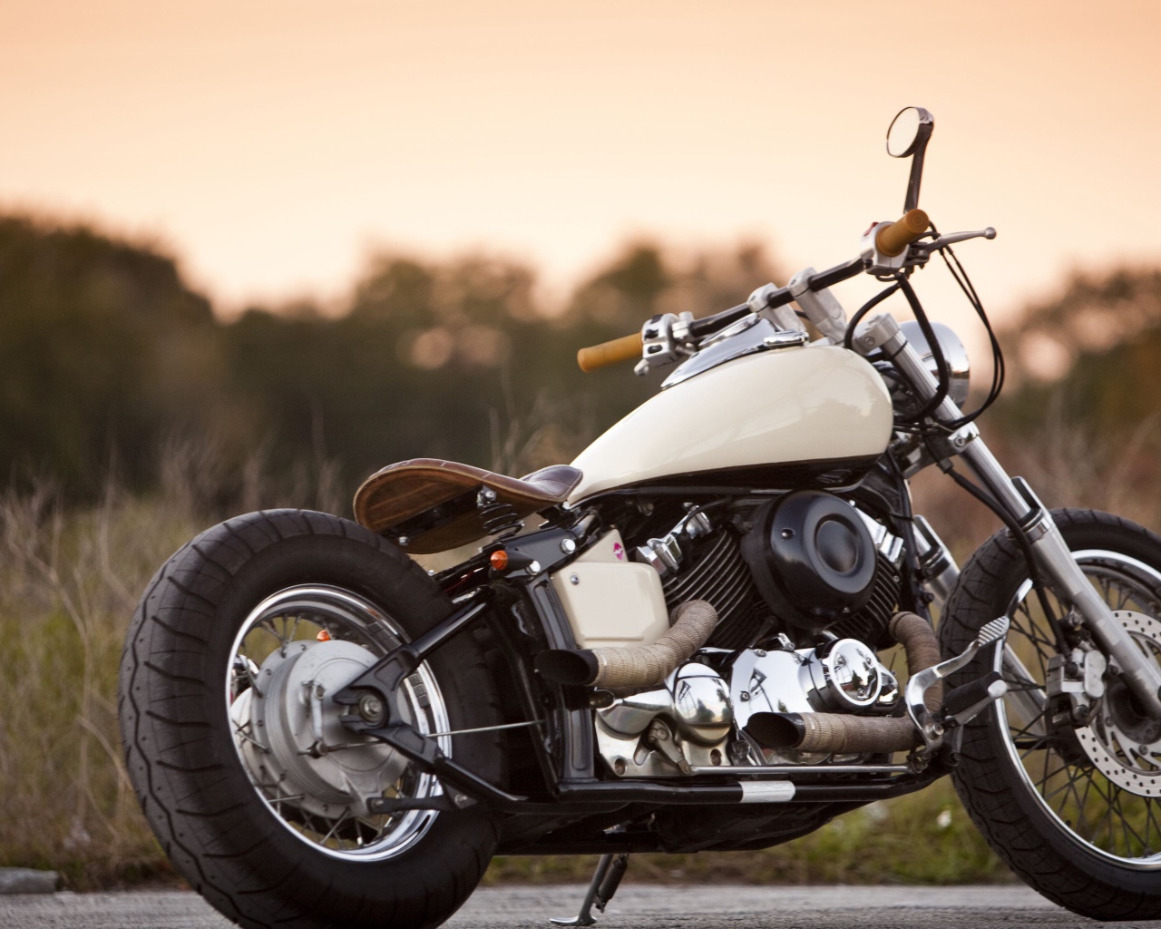 Мотоцикл Yamaha 650 на дороге