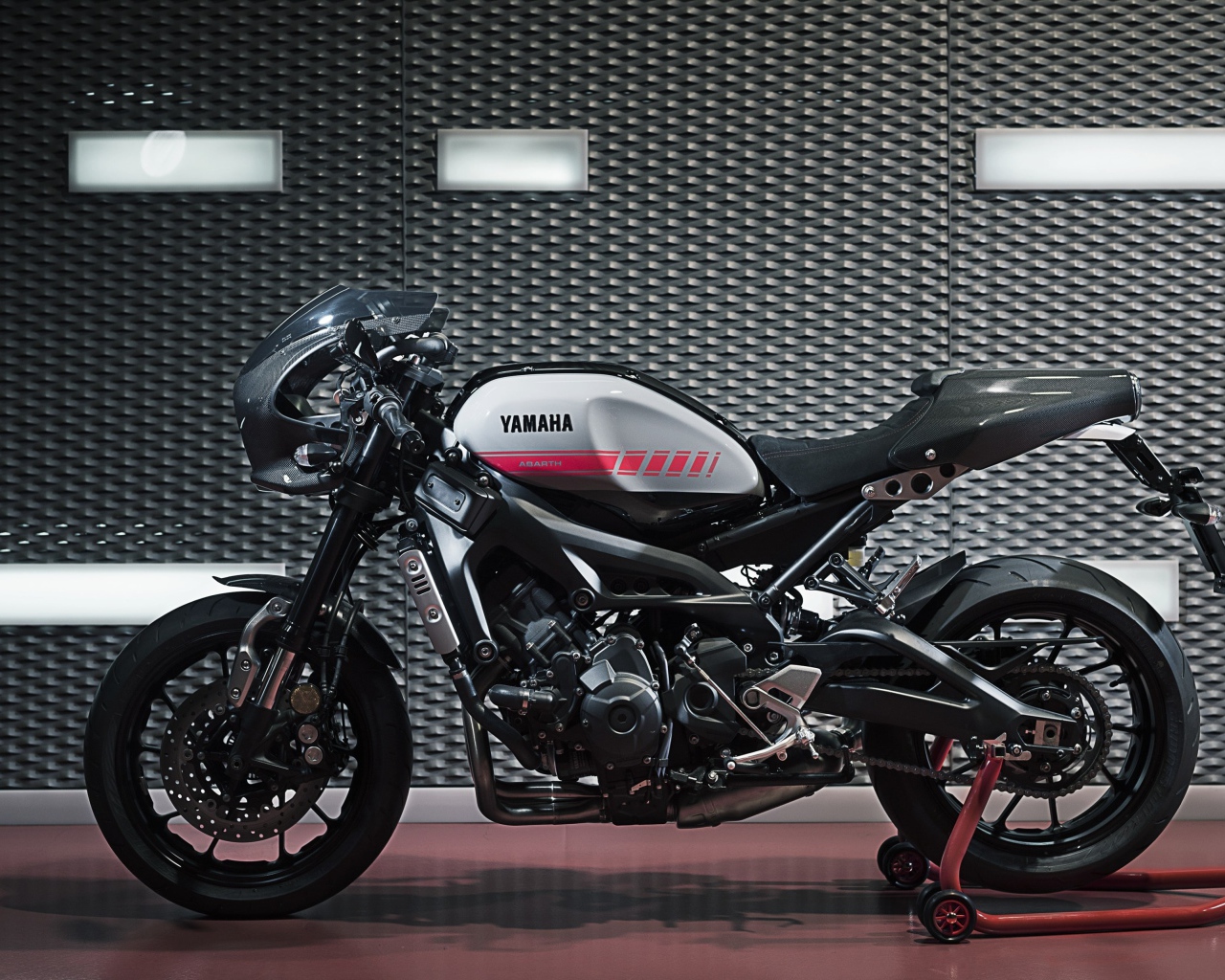 Мотоцикл Yamaha Tuning XSR90 вид сбоку