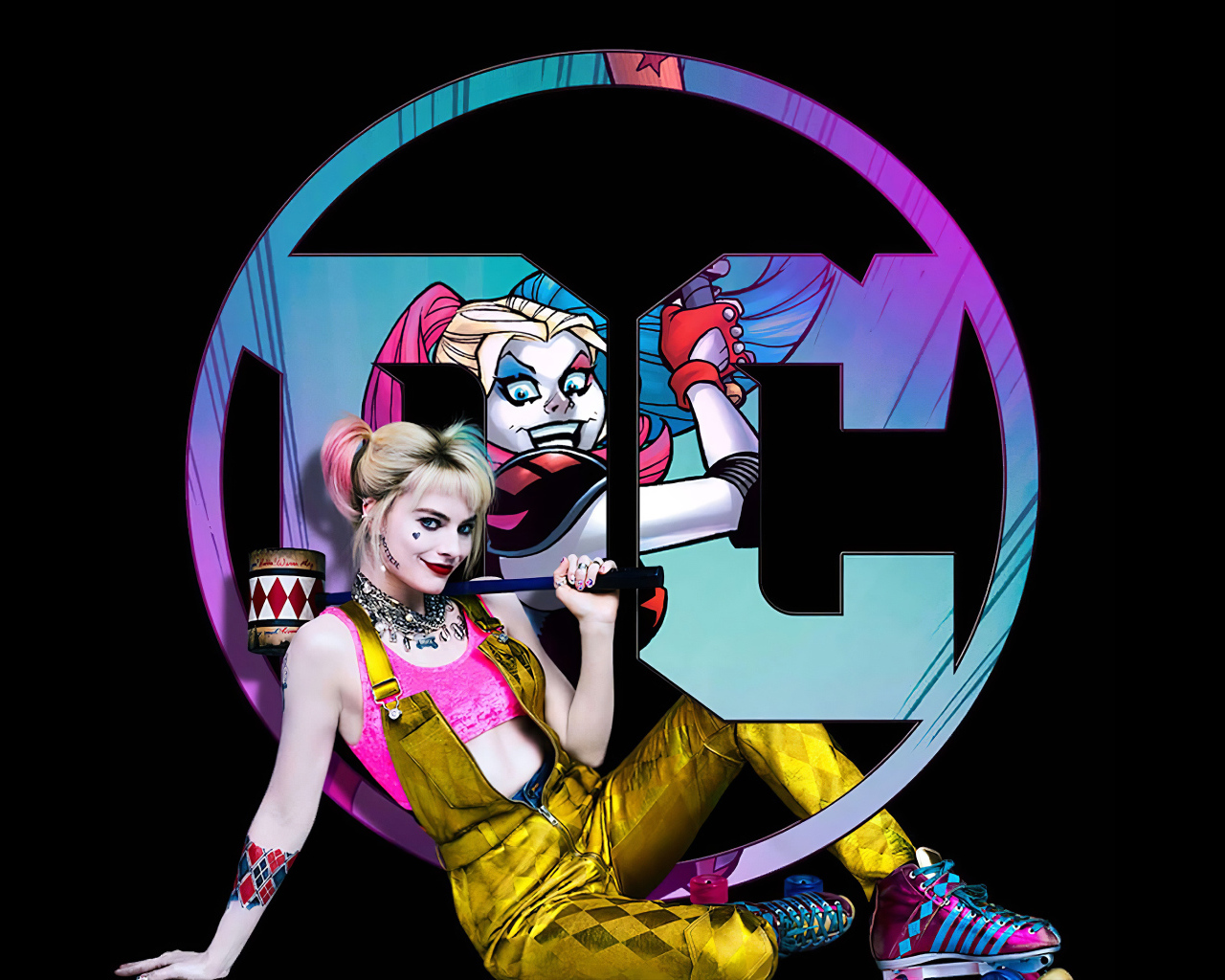 Персонаж Харли Квин у логотипа на черном фоне