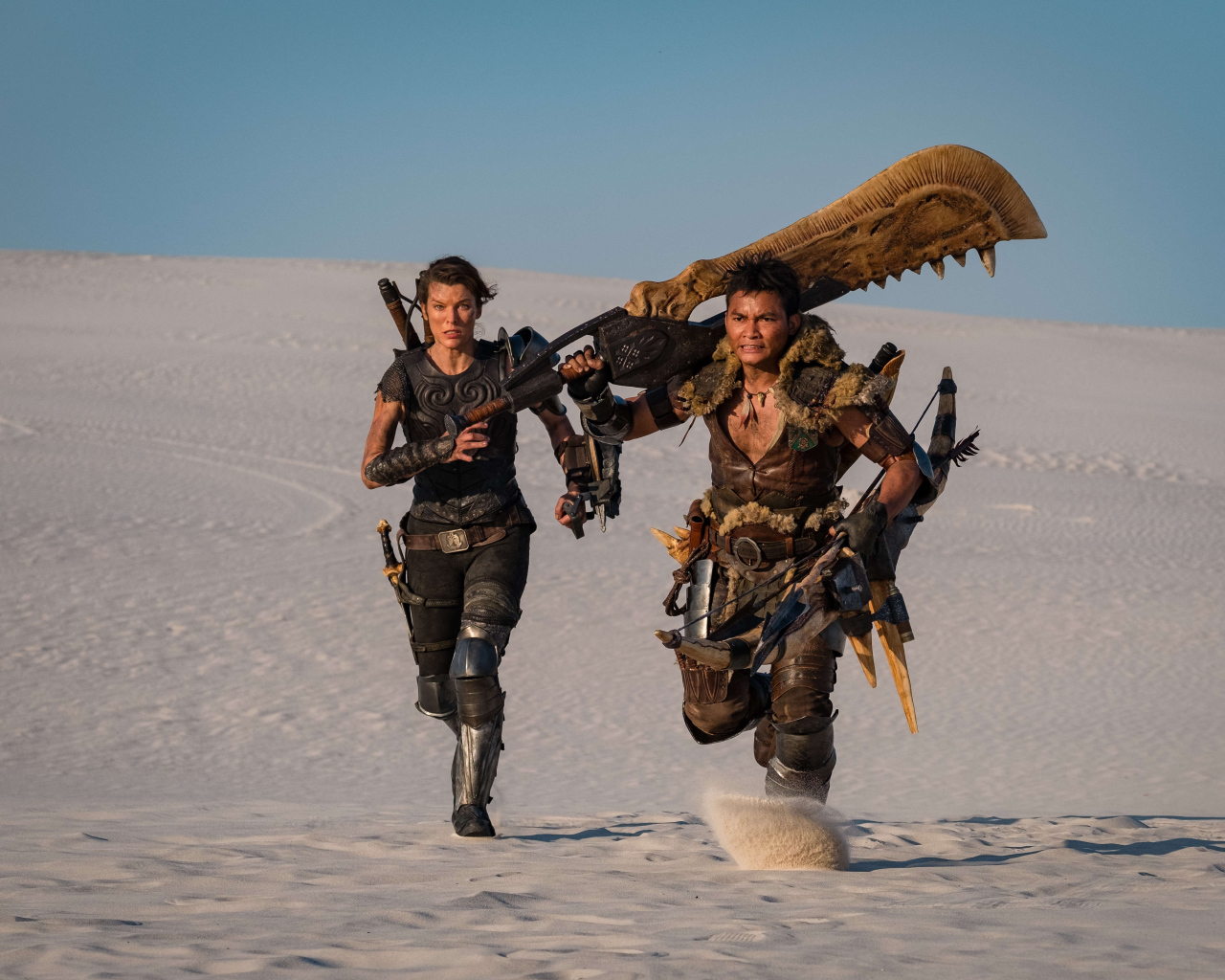 Персонажи фильма Охотник на чудовищ бегут по пустыне