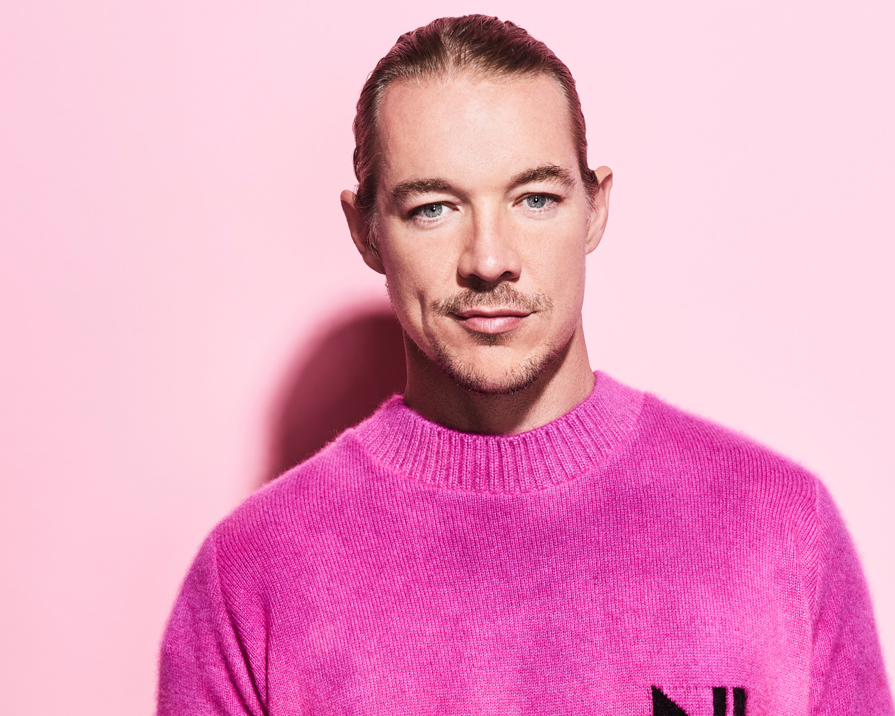 Американский диджей Дипло на розовом фоне