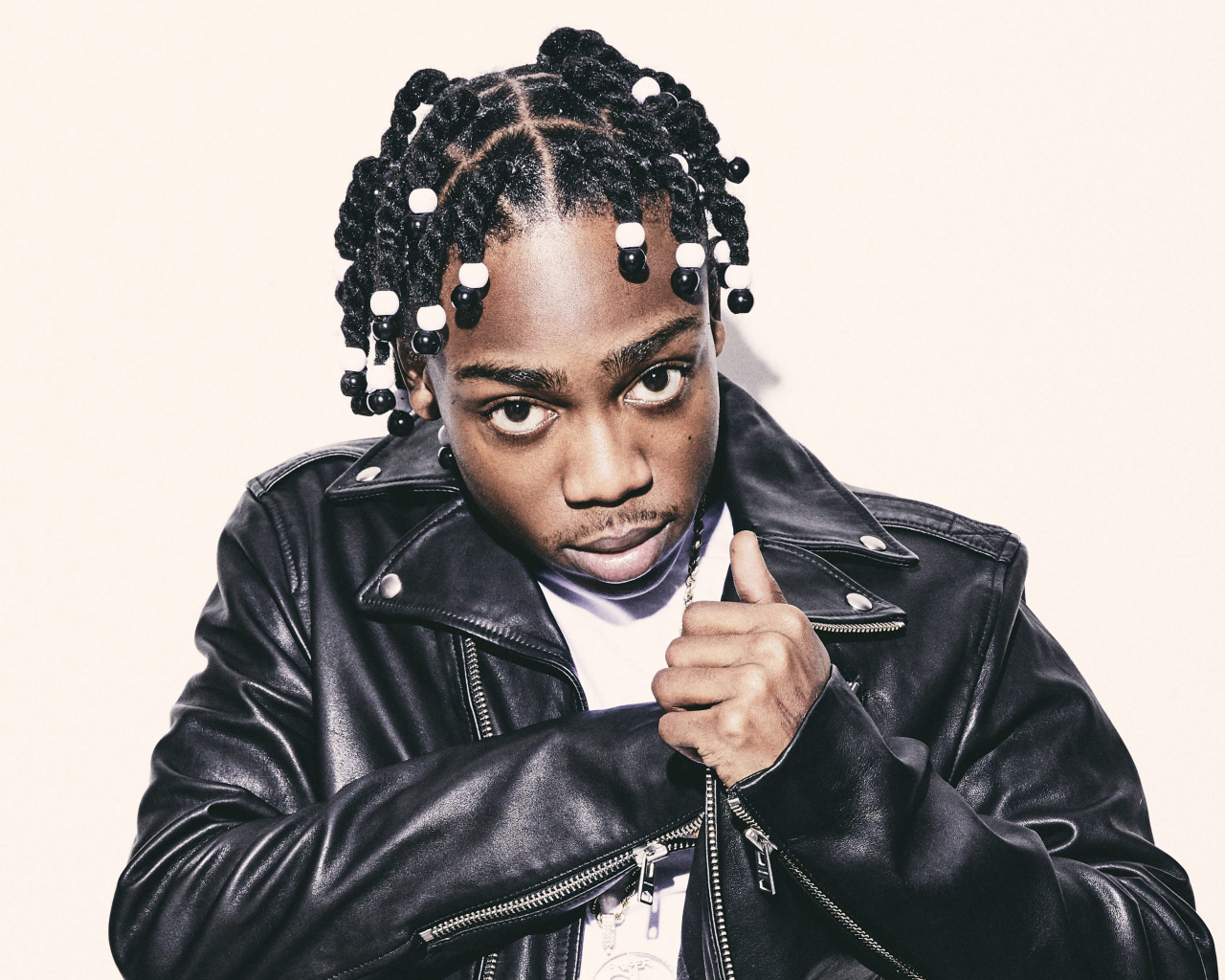 Американский рэпер  22Gz в черной кожаной куртке