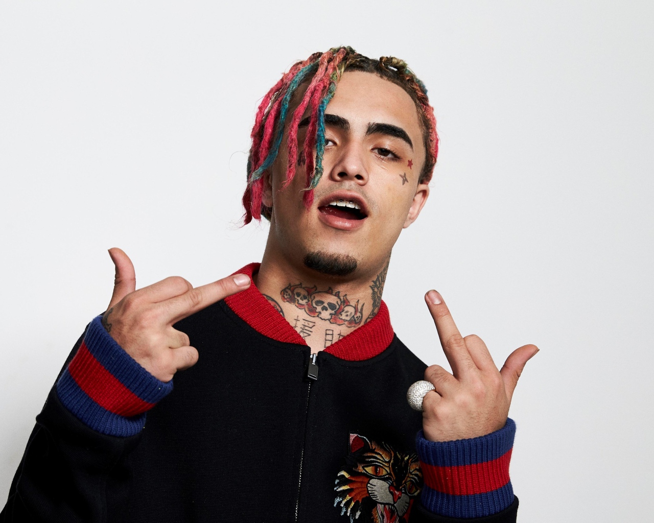Американский рэпер Lil Pump на сером фоне