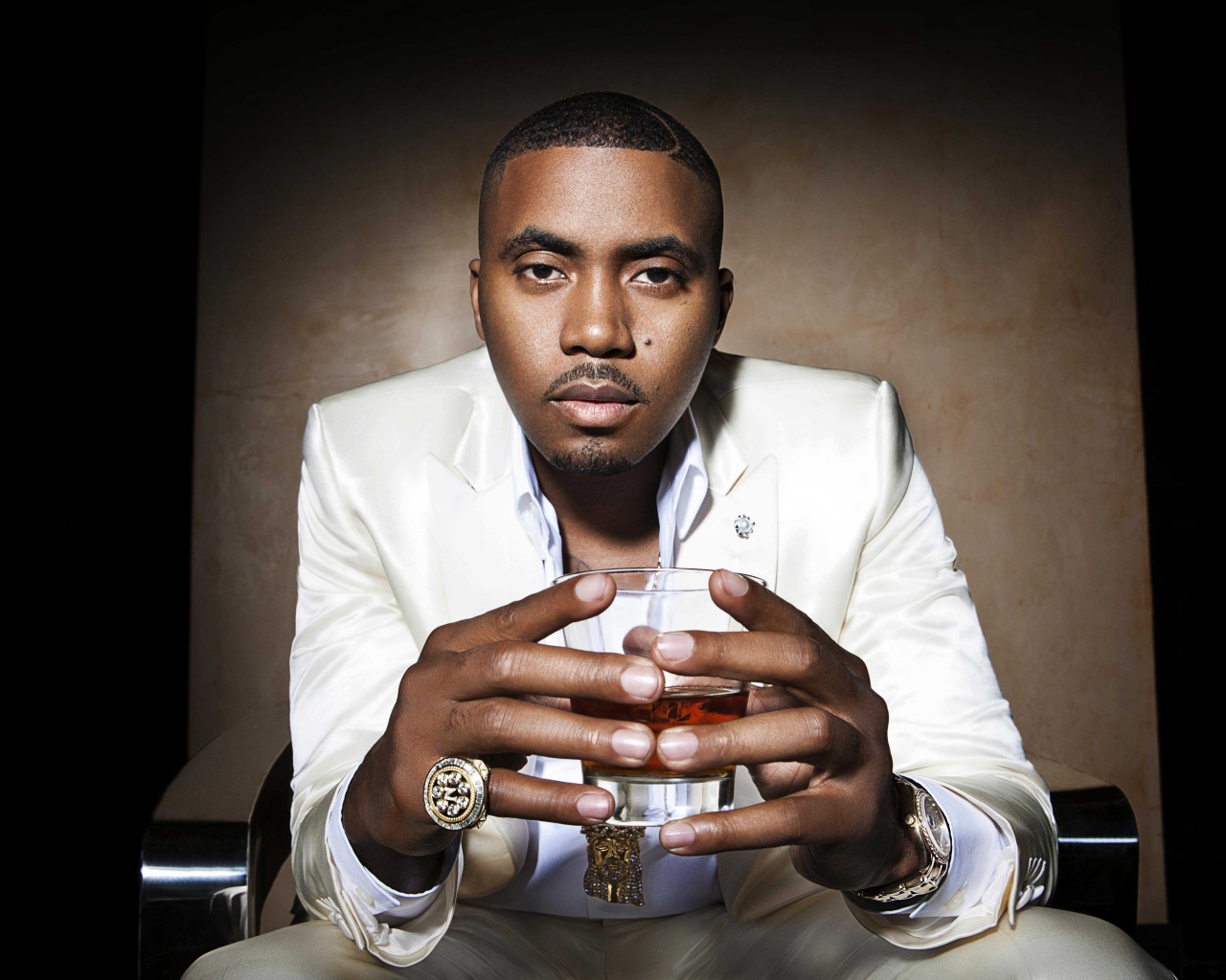 Американский рэпер Нас с стаканом в руках