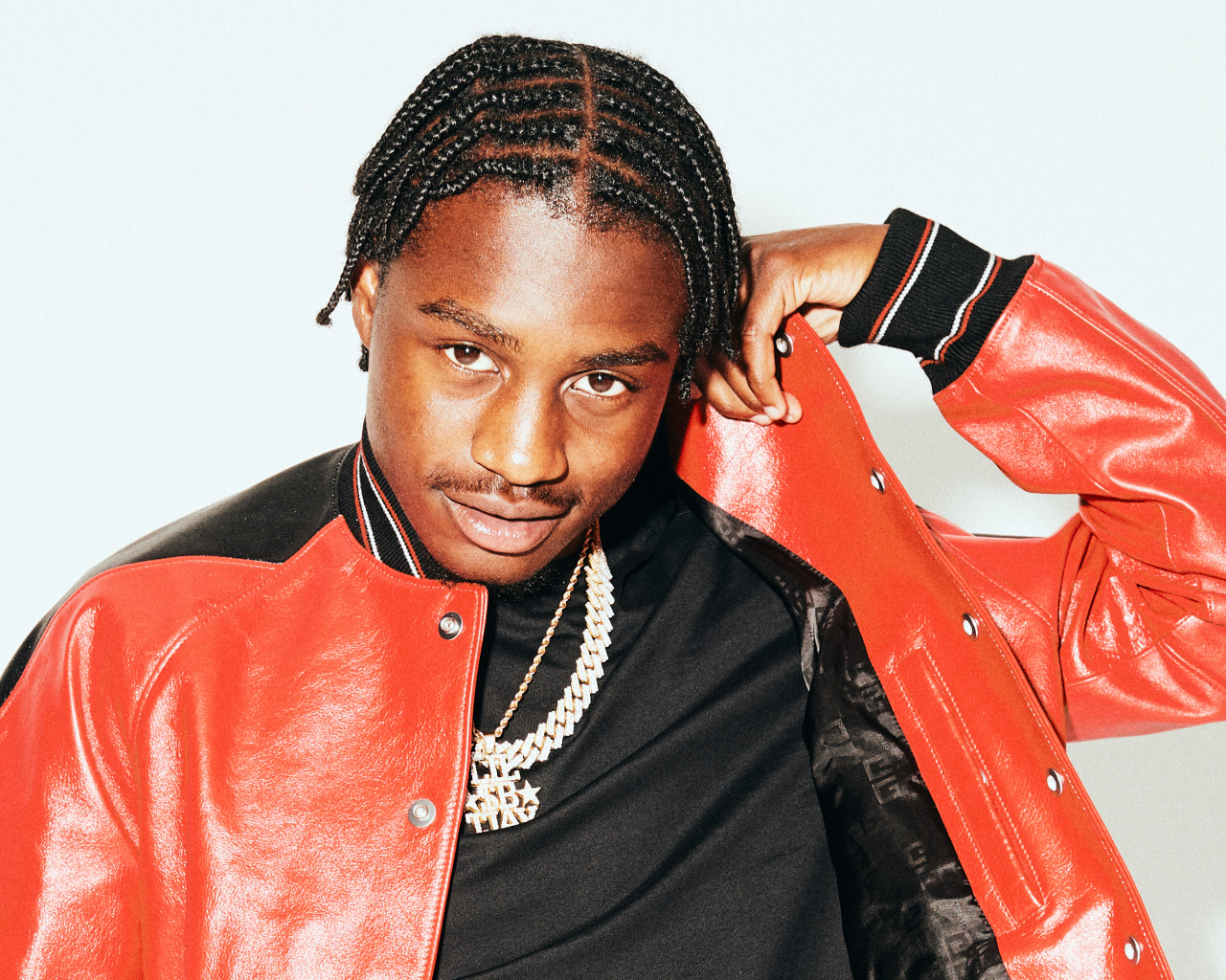 Американский рэпер  Polo G в красной кожаной куртке