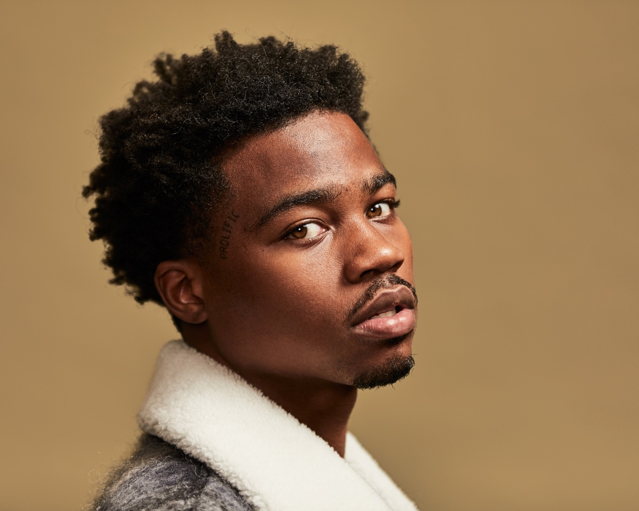 Американский рэпер Roddy Ricch крупным планом