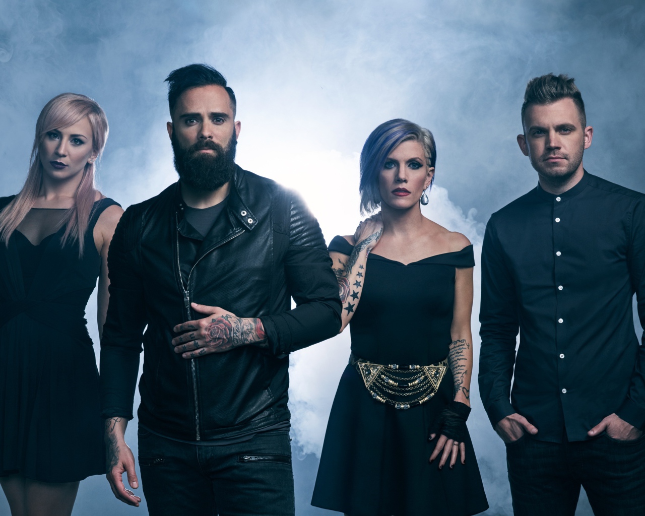 Американская рок группа Skillet в черных нарядах