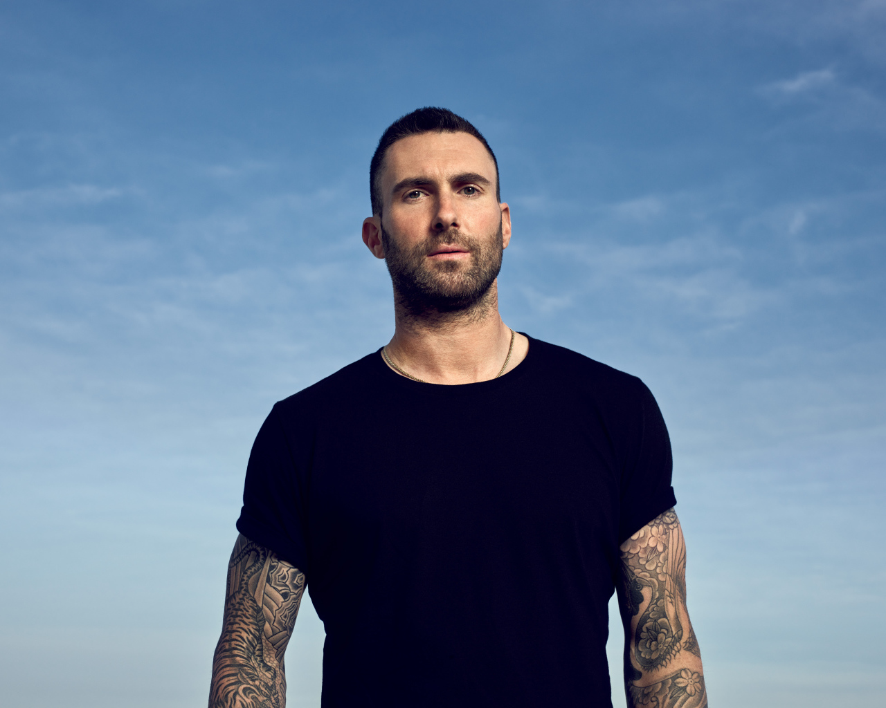 Американский певец Адам Левин на фоне неба