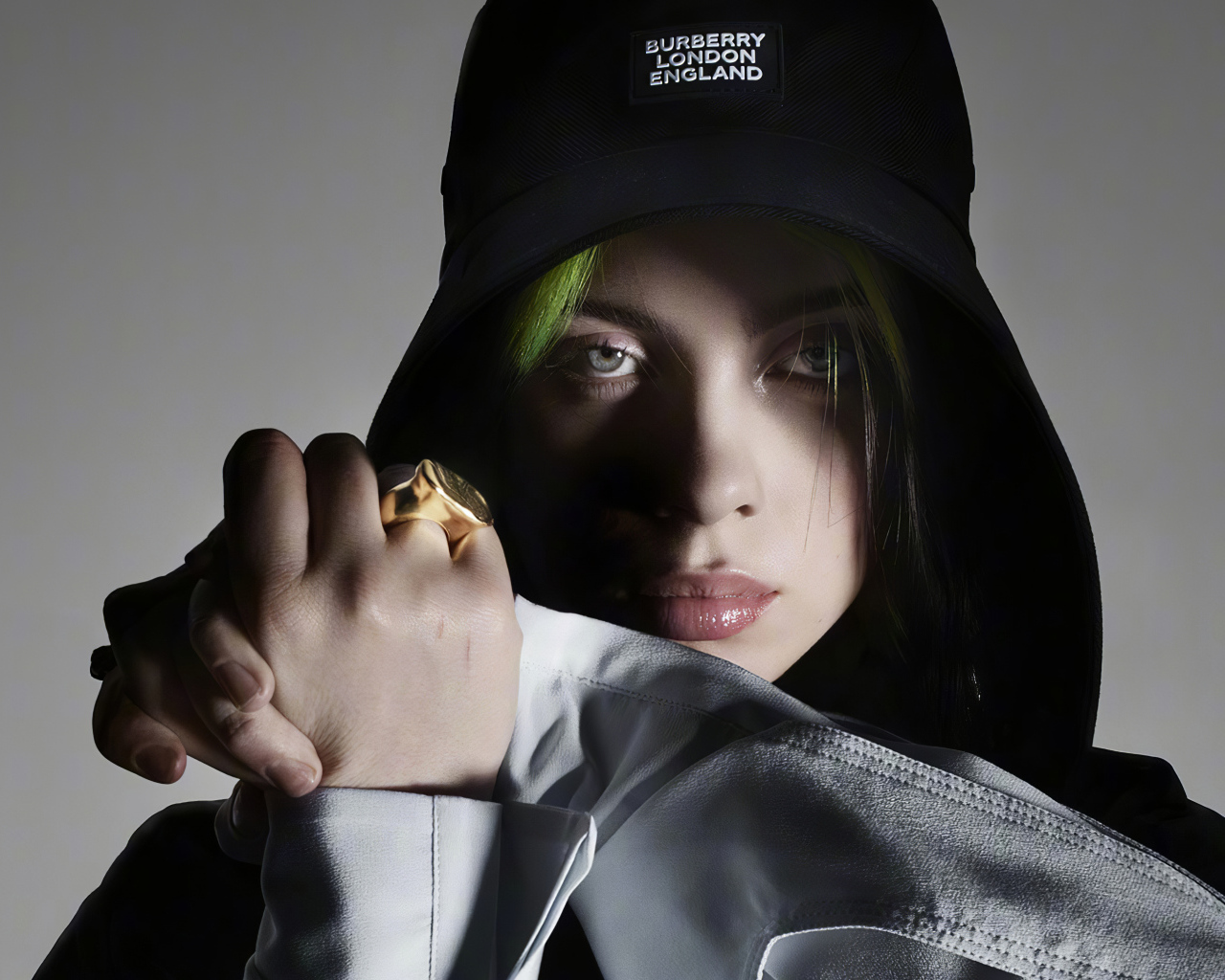 Американская певица Билли Айлиш на сером фоне