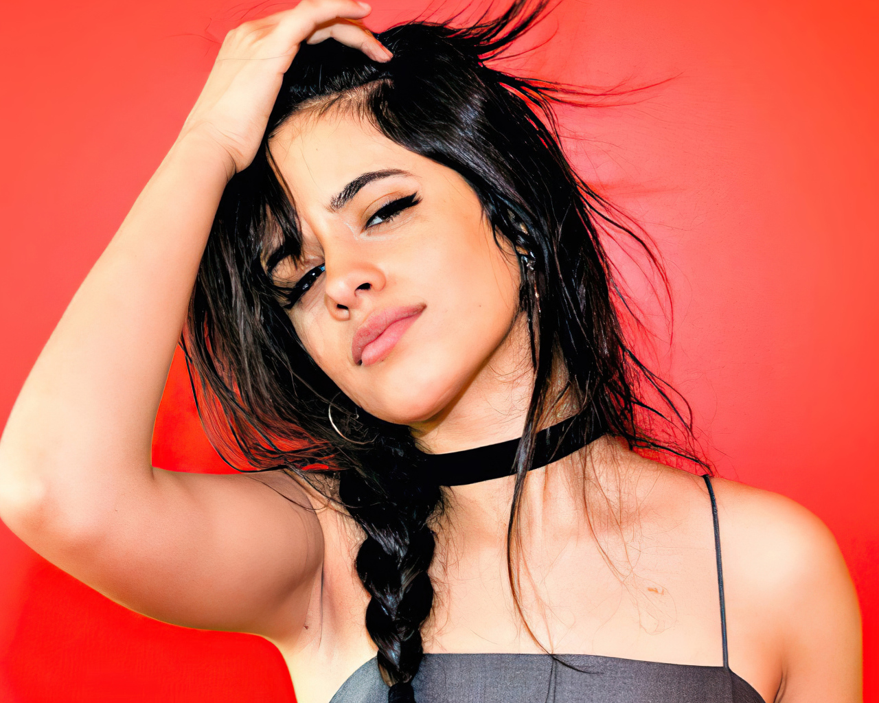Американская певица Камила Кабелло на красном фоне