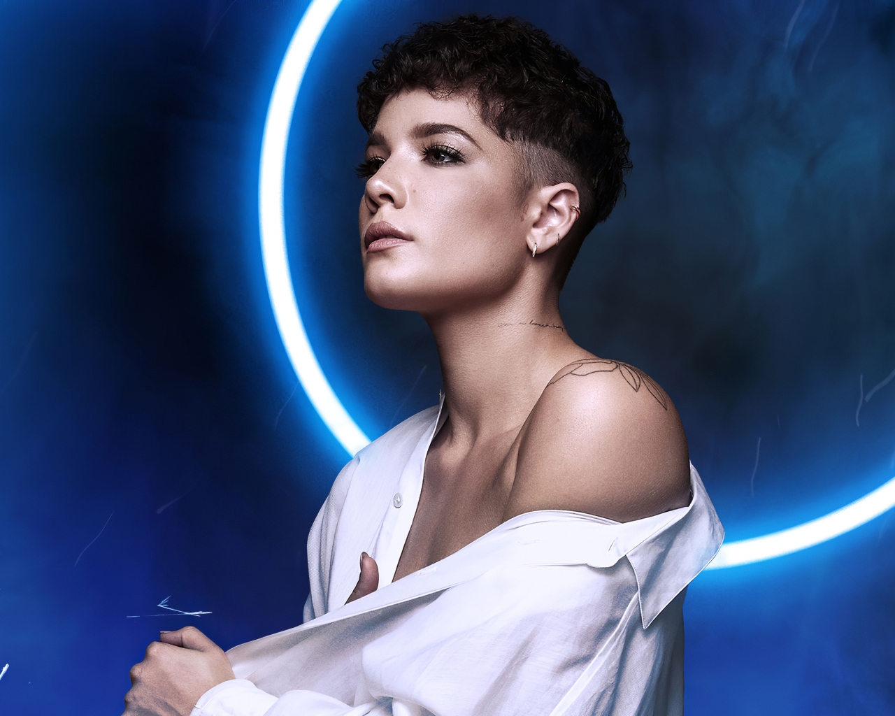 Американская певица Холзи в белой рубашке