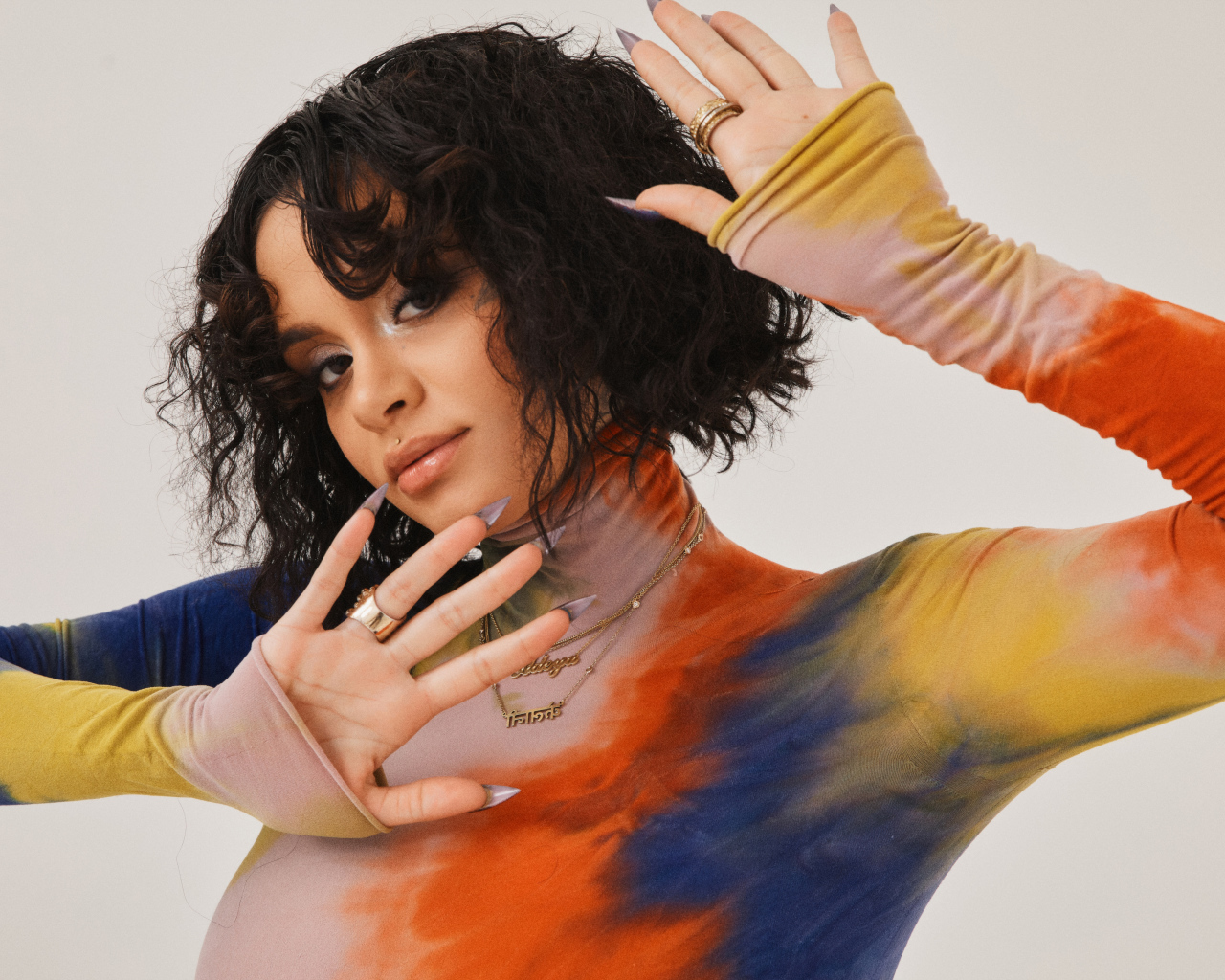 Американская певица Кейлани с длинными ногтями