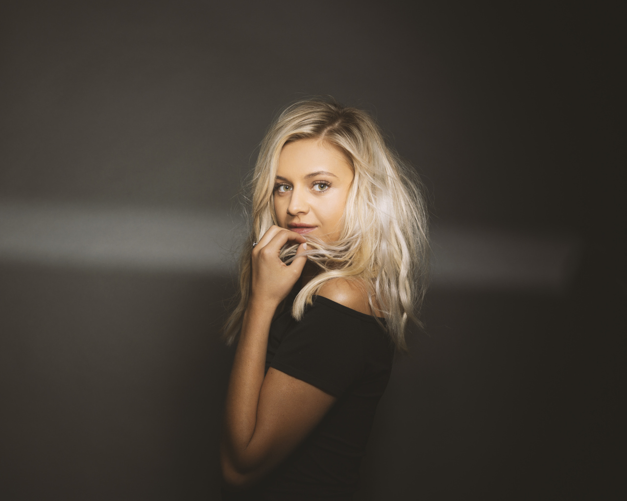 Американская певица Келси Баллерини на сером фоне