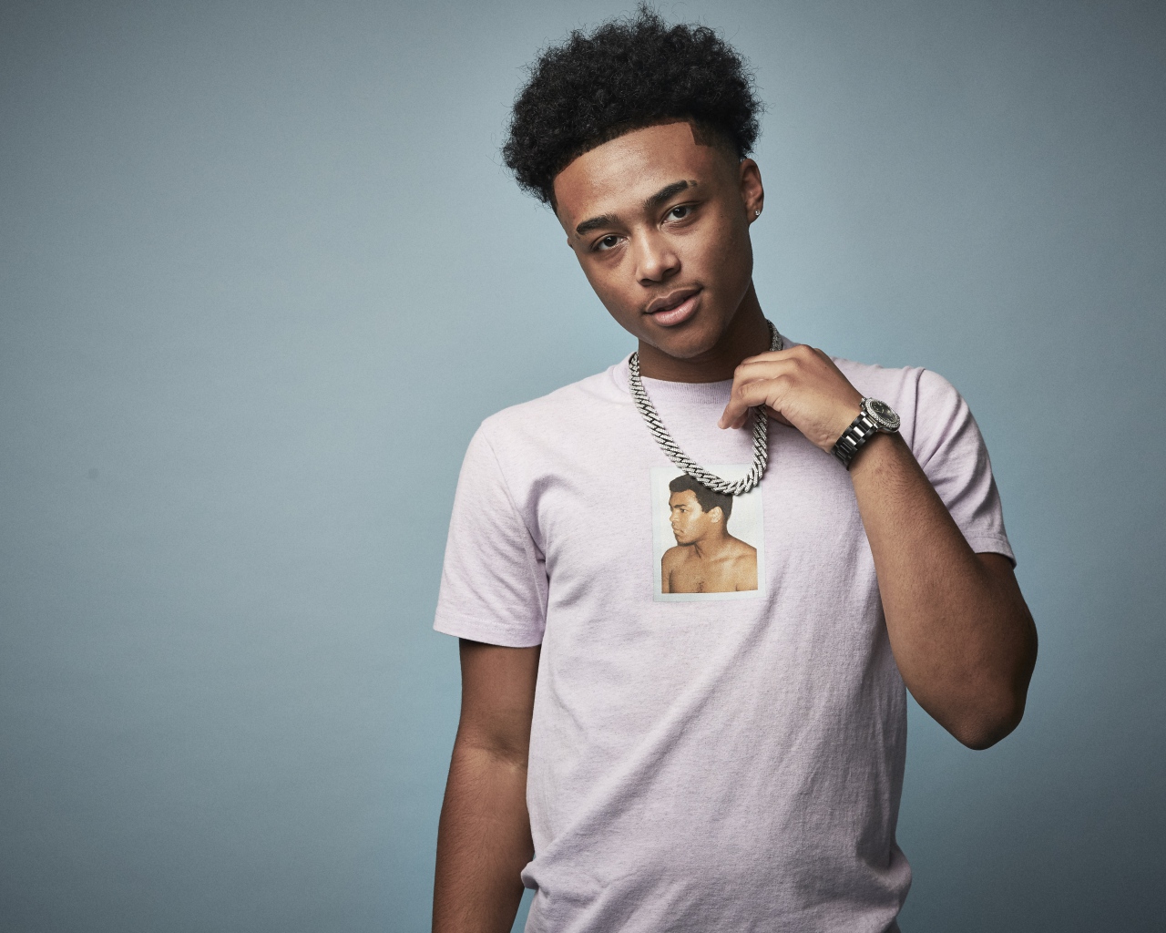 Американский певец, рэпер Luh Kel на сером фоне