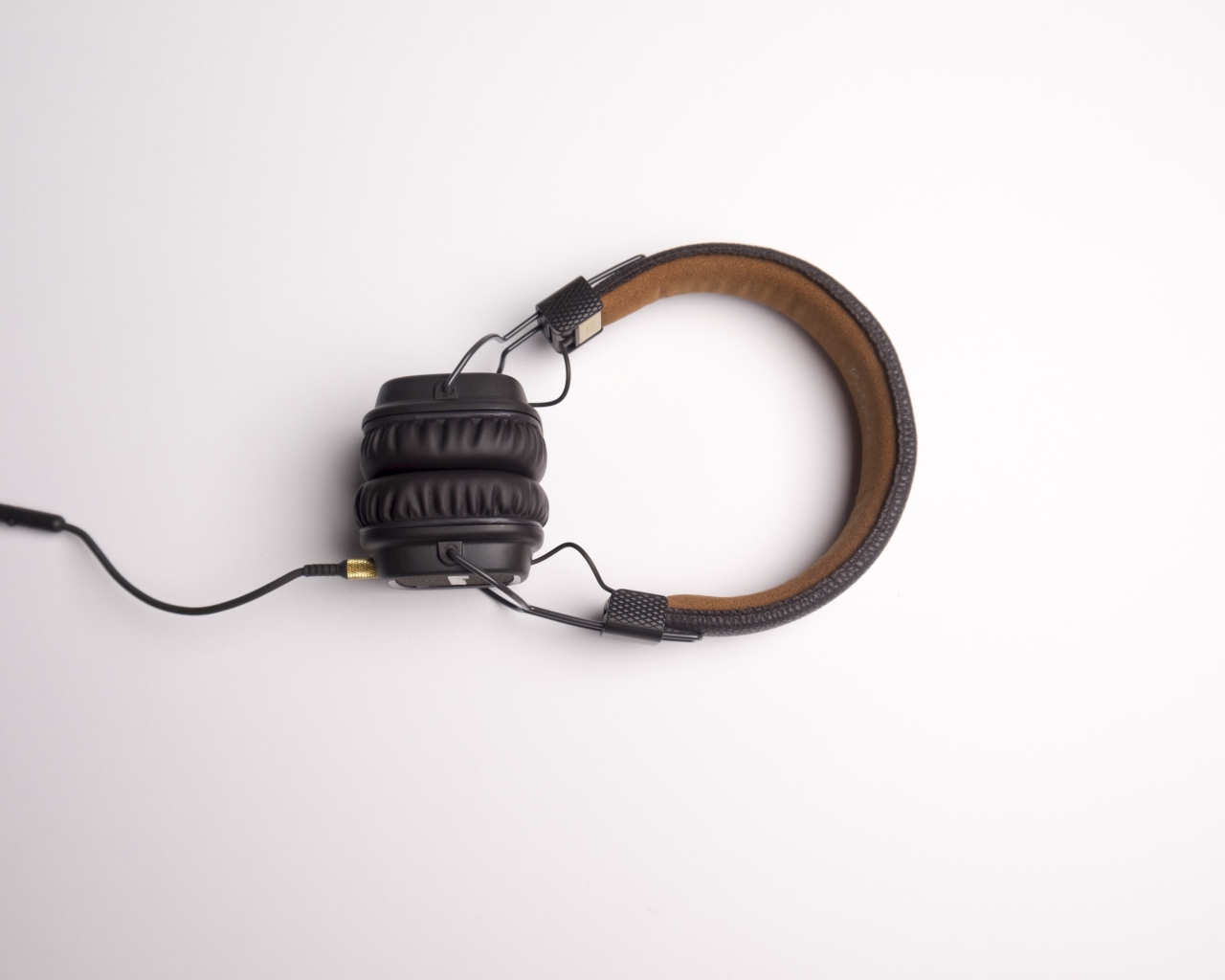 Большие черные наушники на белом фоне