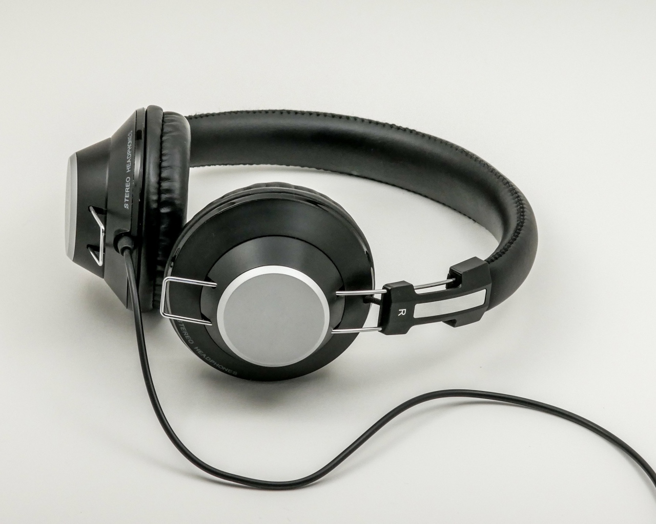 Большие черные наушники на сером фоне