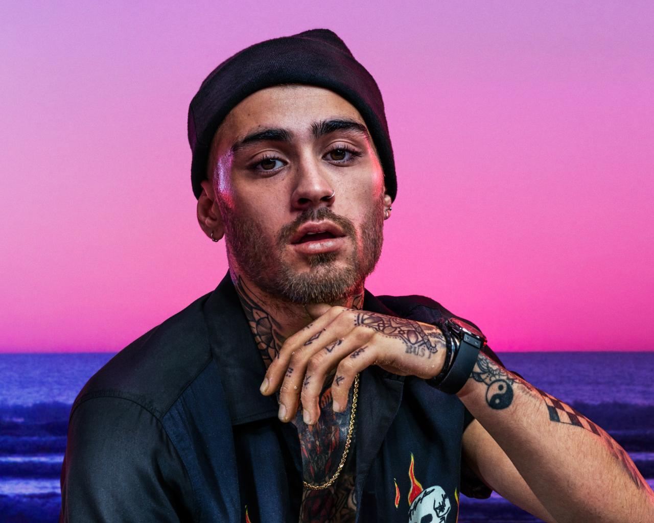 Британский певец Зейн Малик в черной шапке