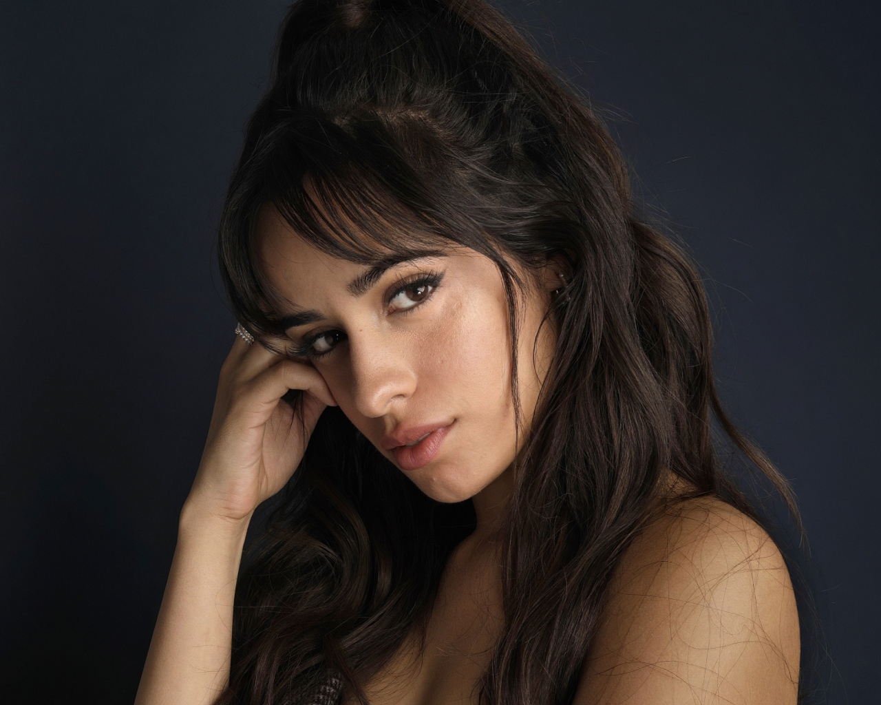 Кареглазая длинноволосая девушка, певица Камила Кабельо