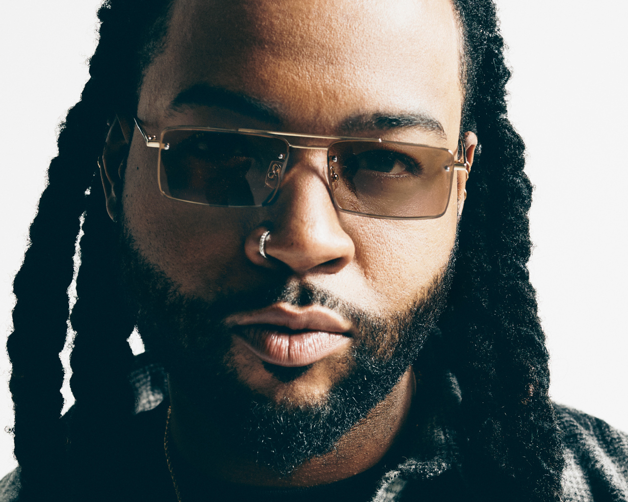 Канадский рэпер PartyNextDoor в очках на белом фоне