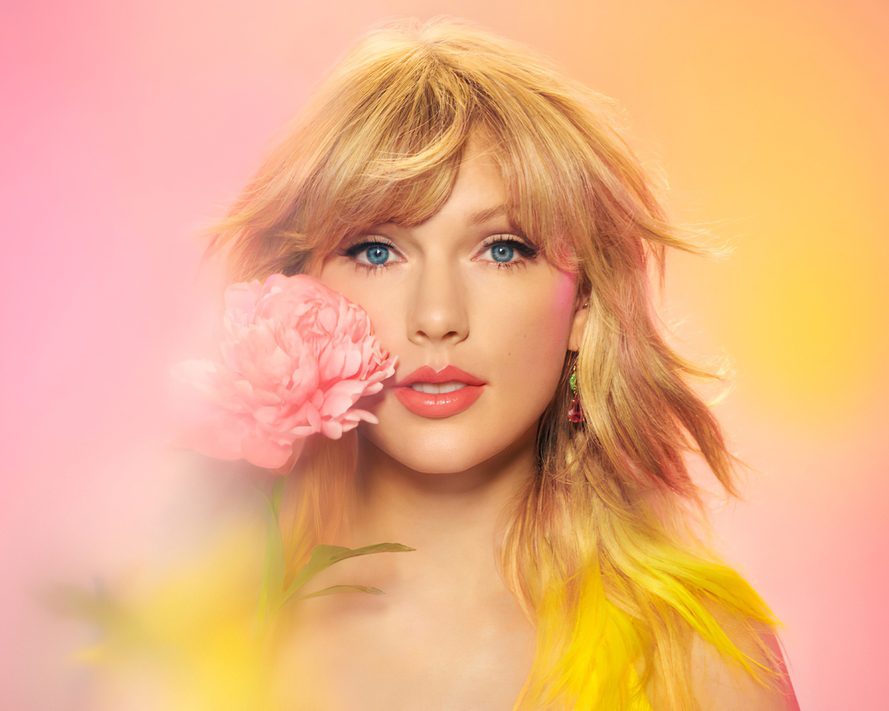 Милая голубоглазая певица Тейлор Свифт с цветком в руке 