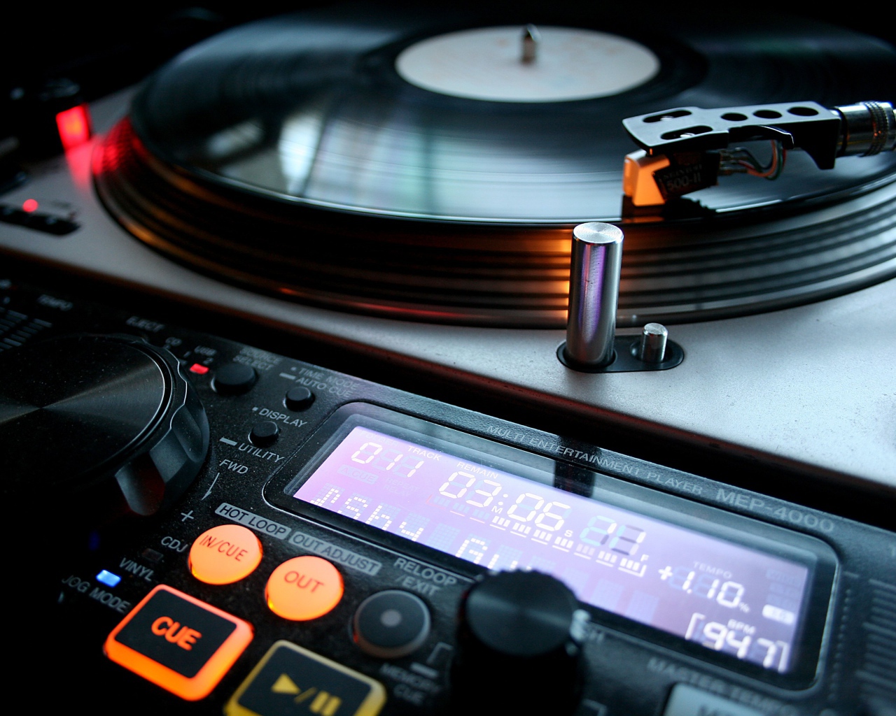 Диджейский виниловый проигрыватель 