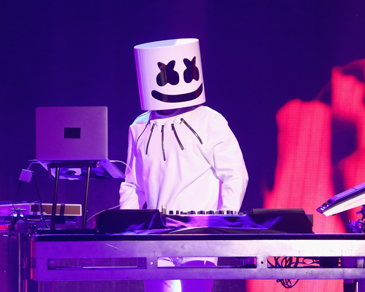 Диджей Маршмеллоу в диджейского пульта