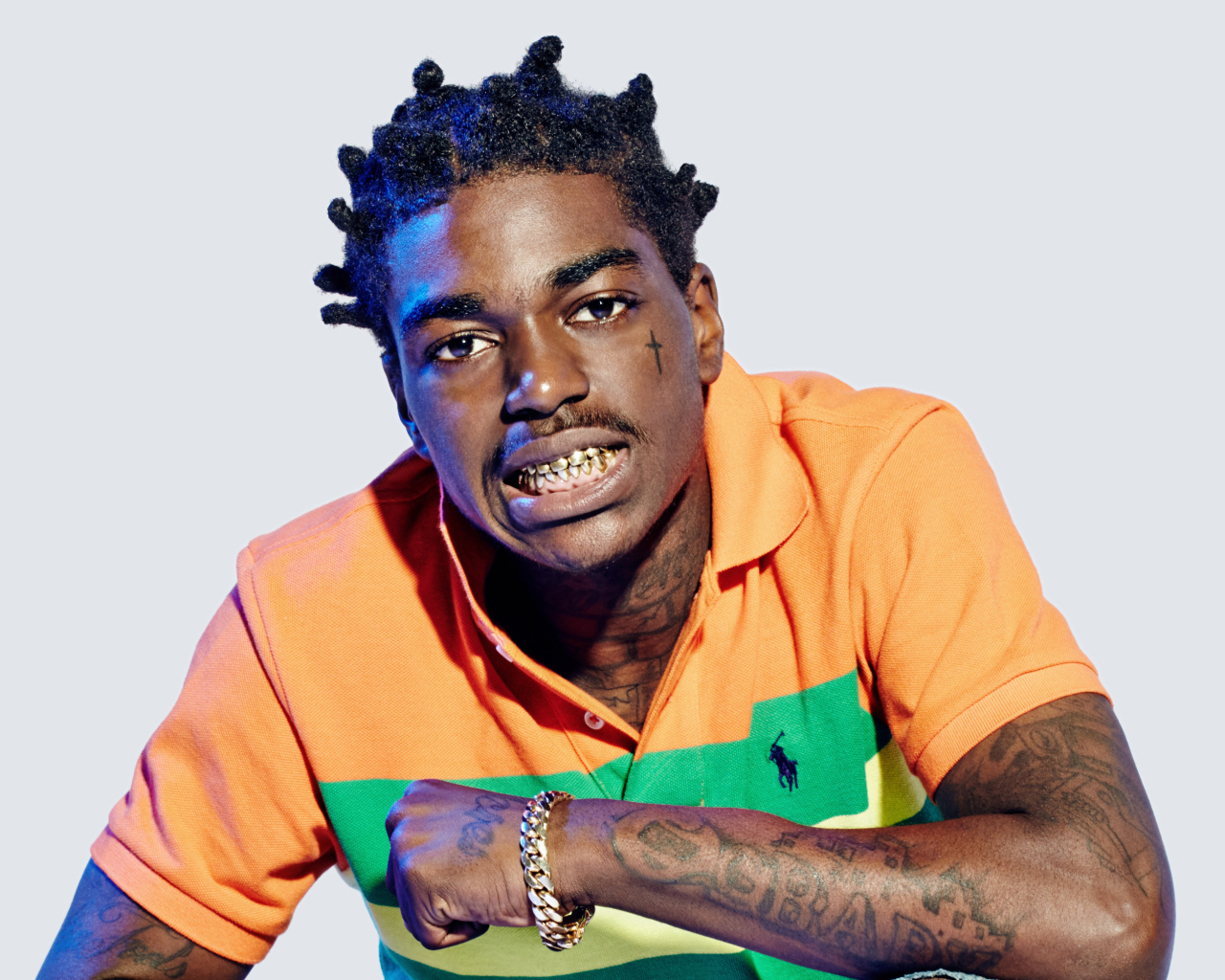 Хип-хоп исполнитель Kodak Black на сером фоне