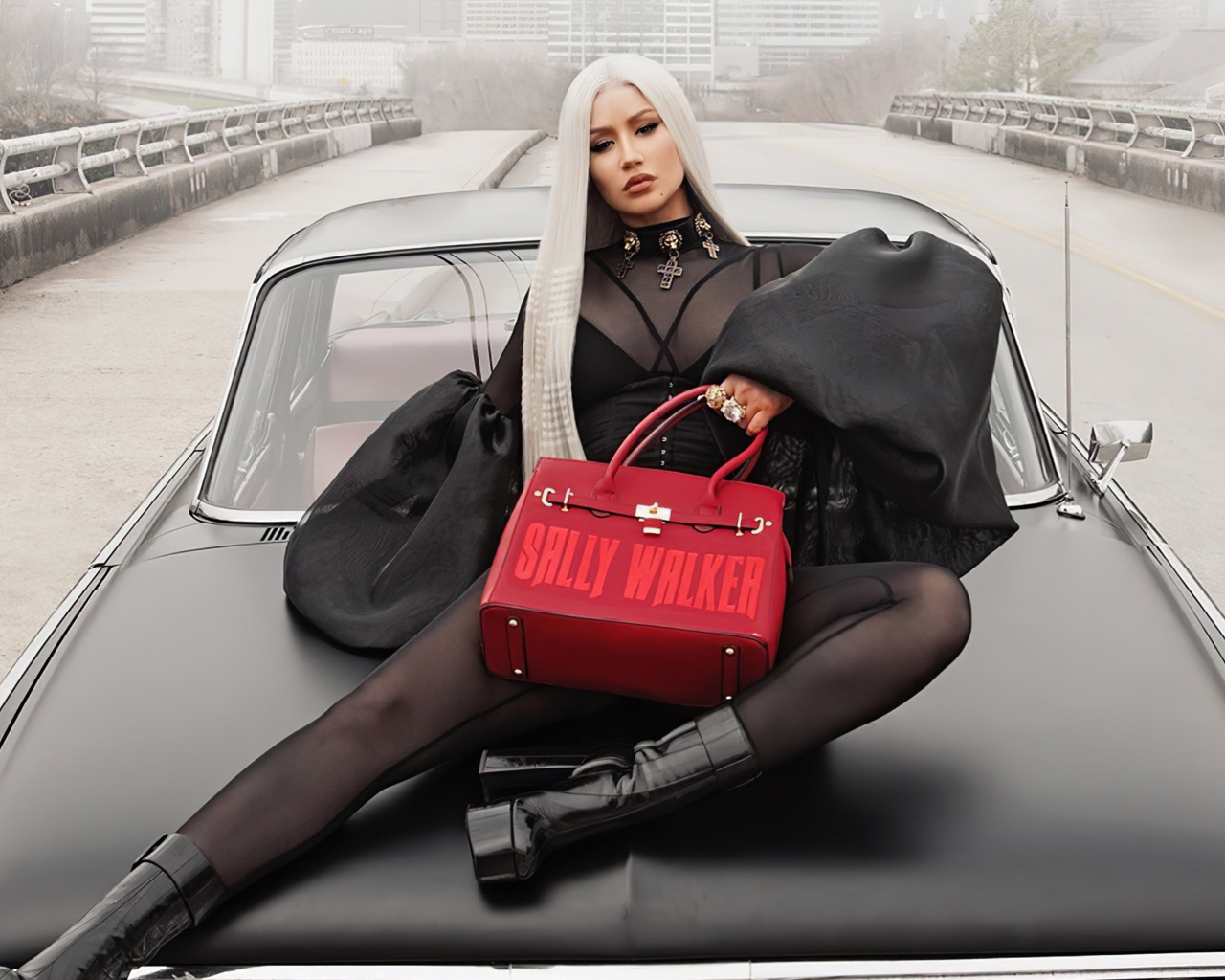 Хип хоп исполнительница Игги Азалия лежит на машине