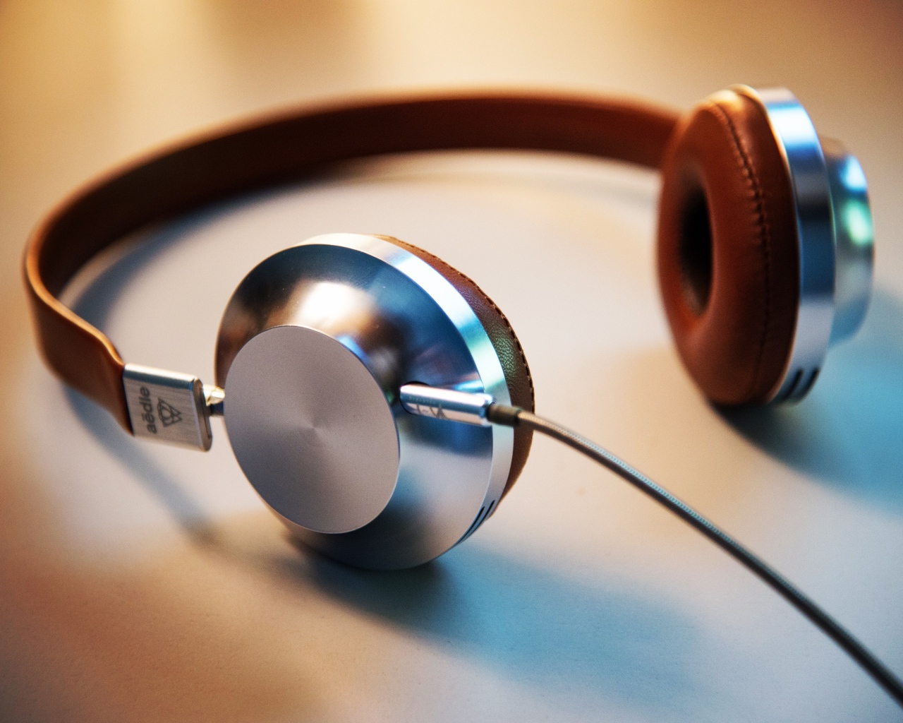 Большие наушники с кожаной вставкой 