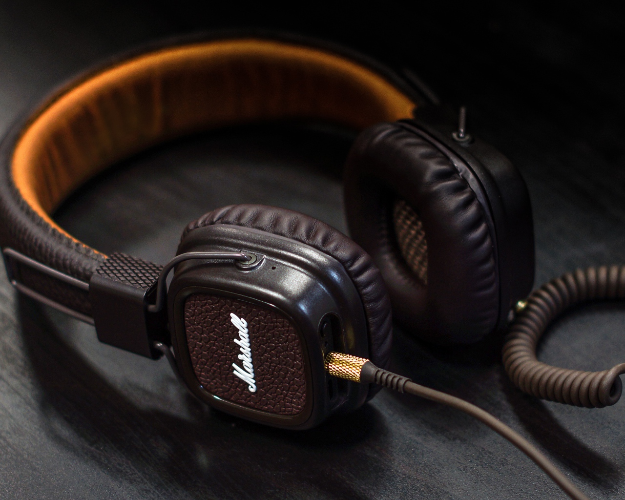 Большие кожаные наушники на столе 
