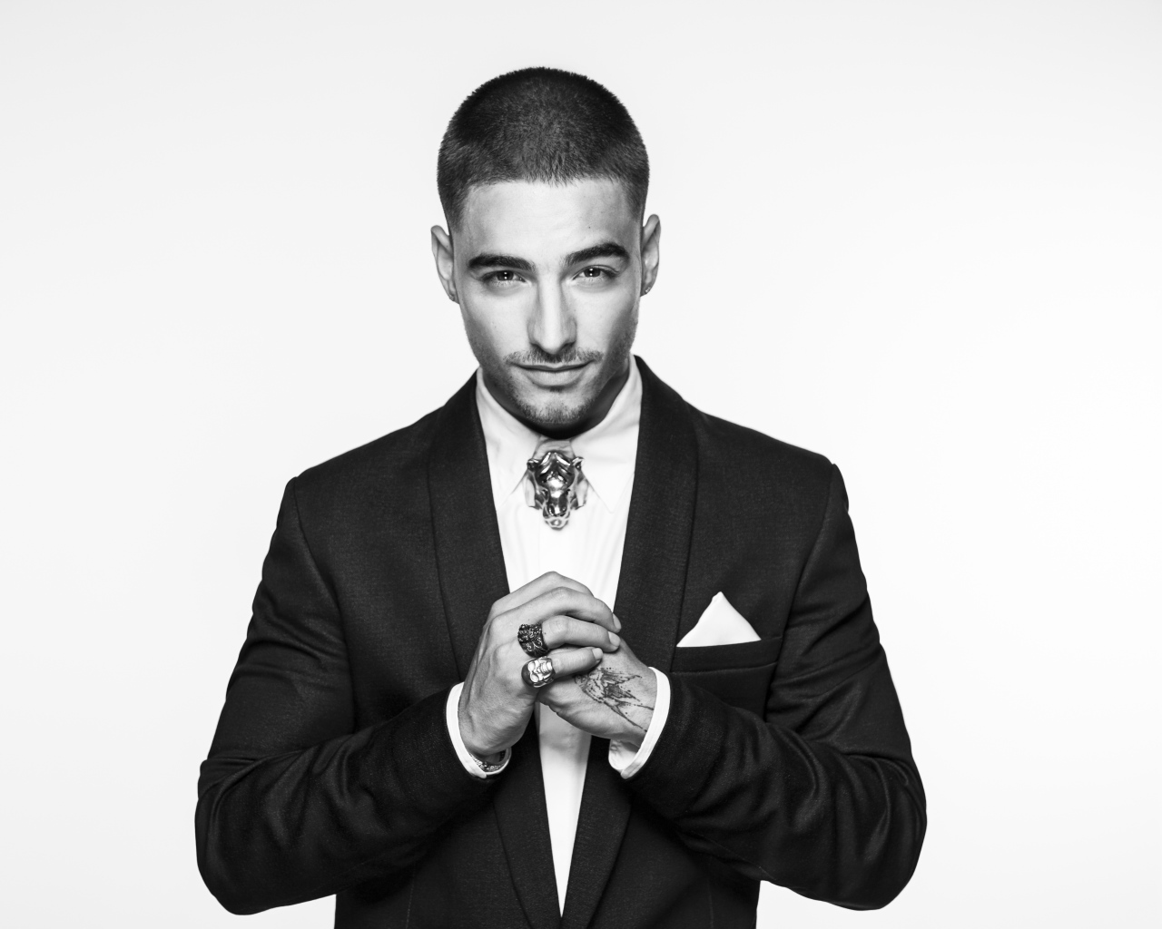 Певец Малума в костюме, черно-белое фото 