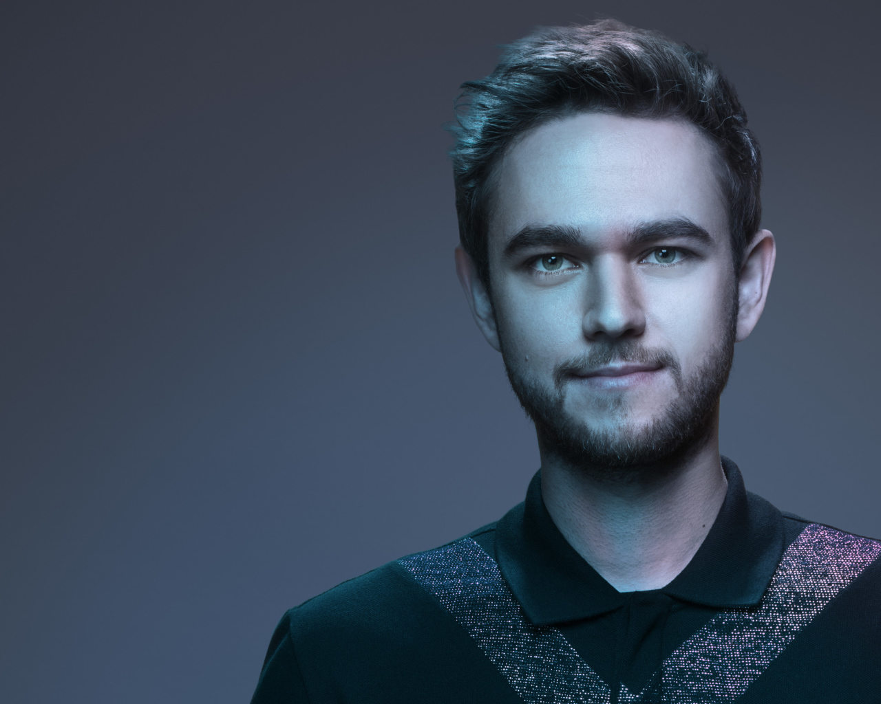 Мужчина, немецкий диджей Zedd на сером фоне