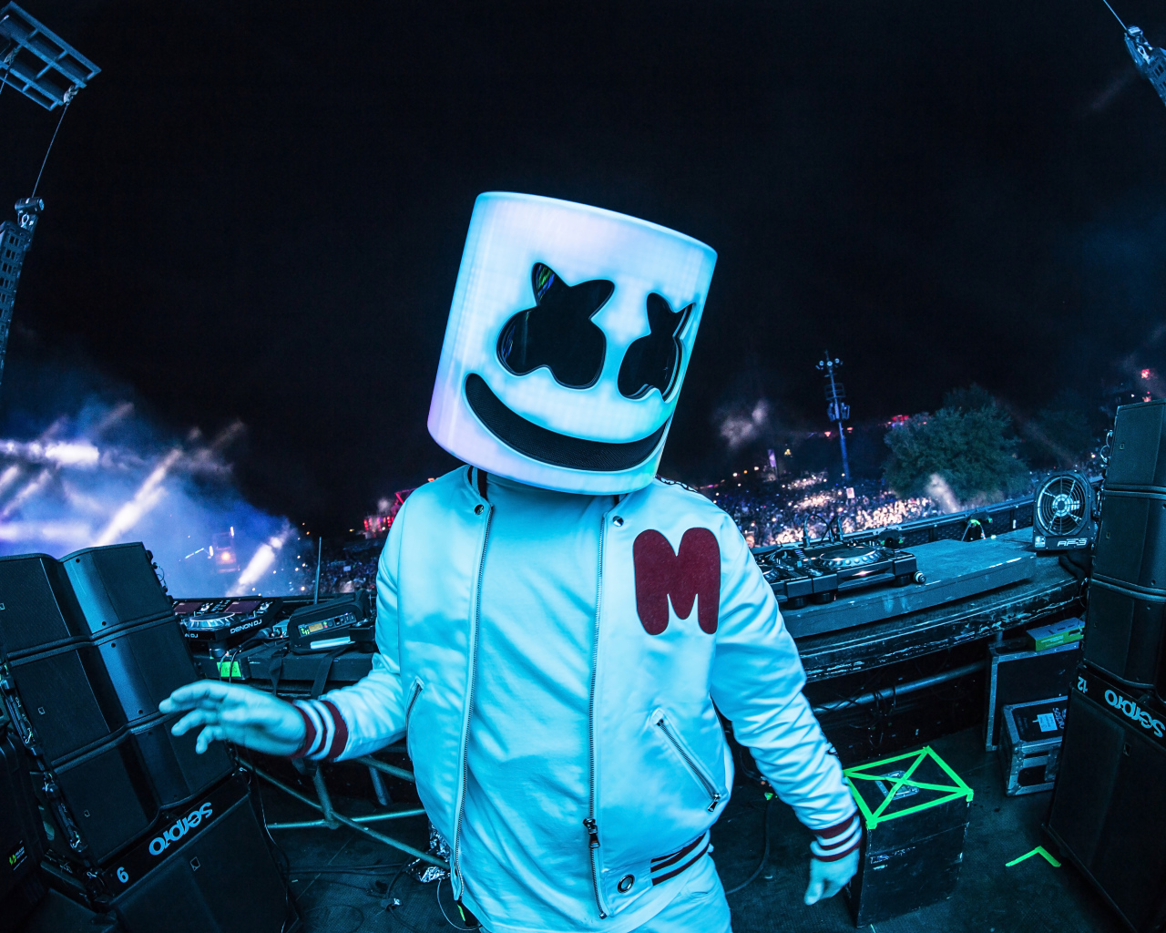 Американский диджей в маске Маршмеллоу на концерте 