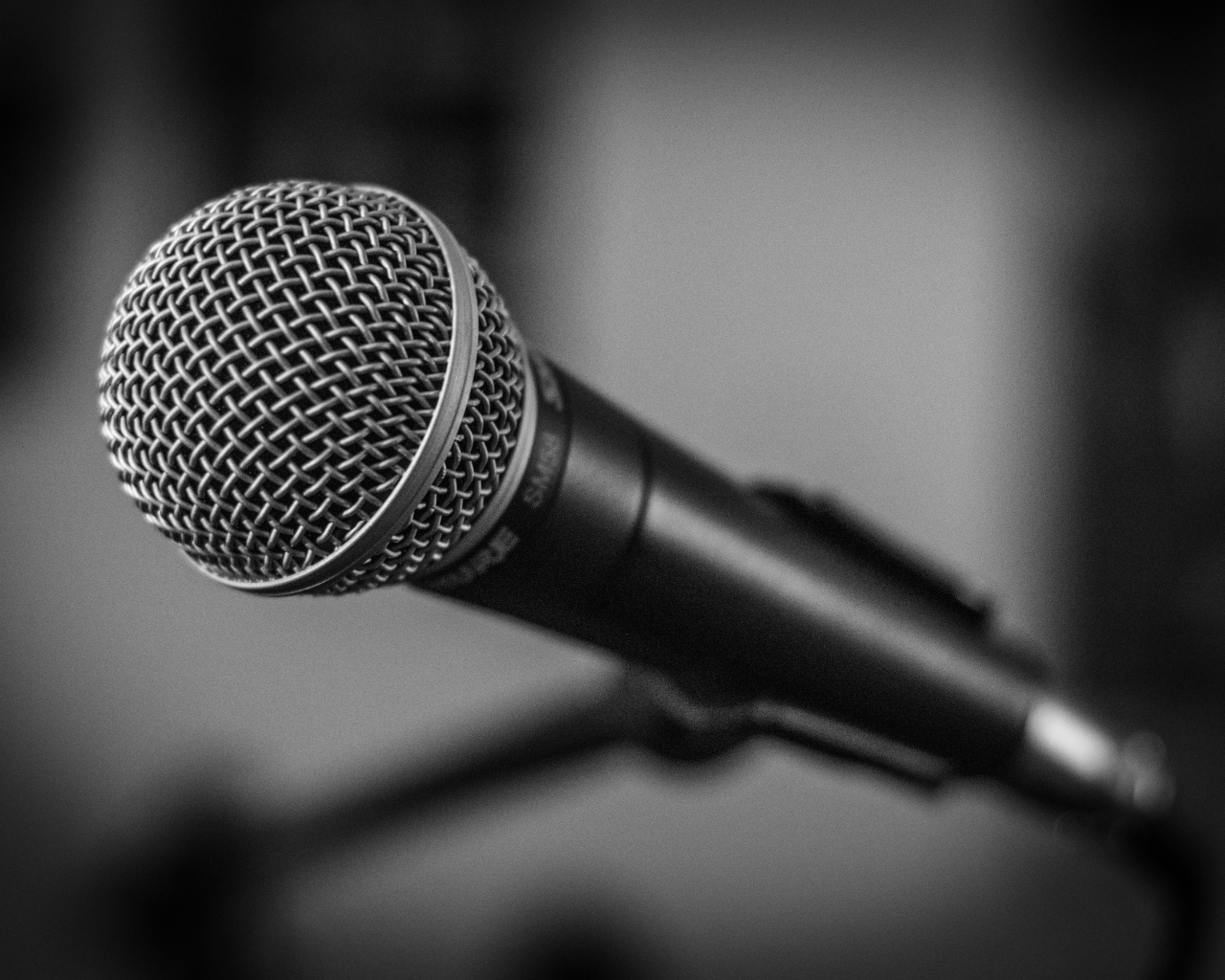 Микрофон SHURE SM 58 на стойке